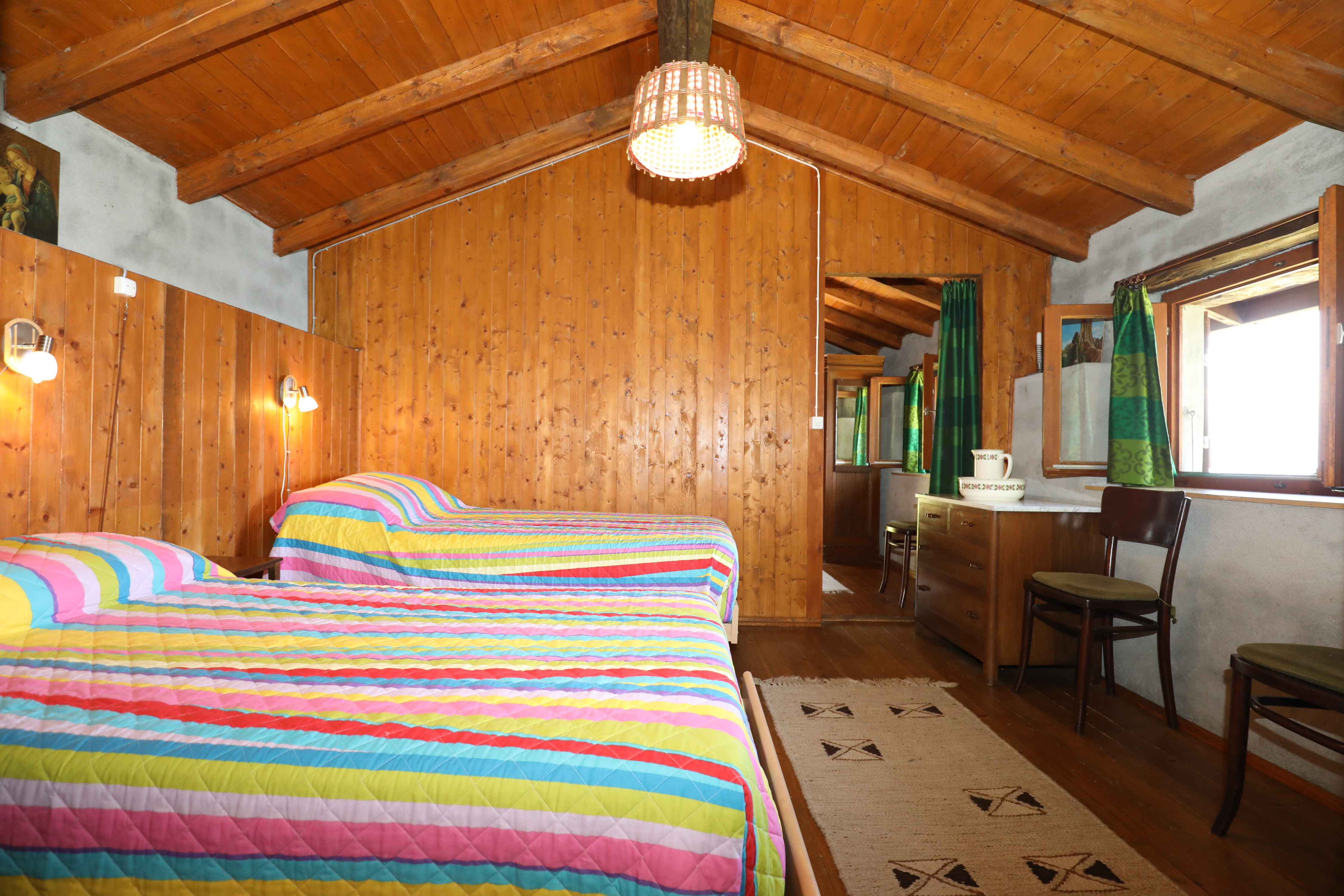 Rustikales Schlafzimmer mit Holzausstattung