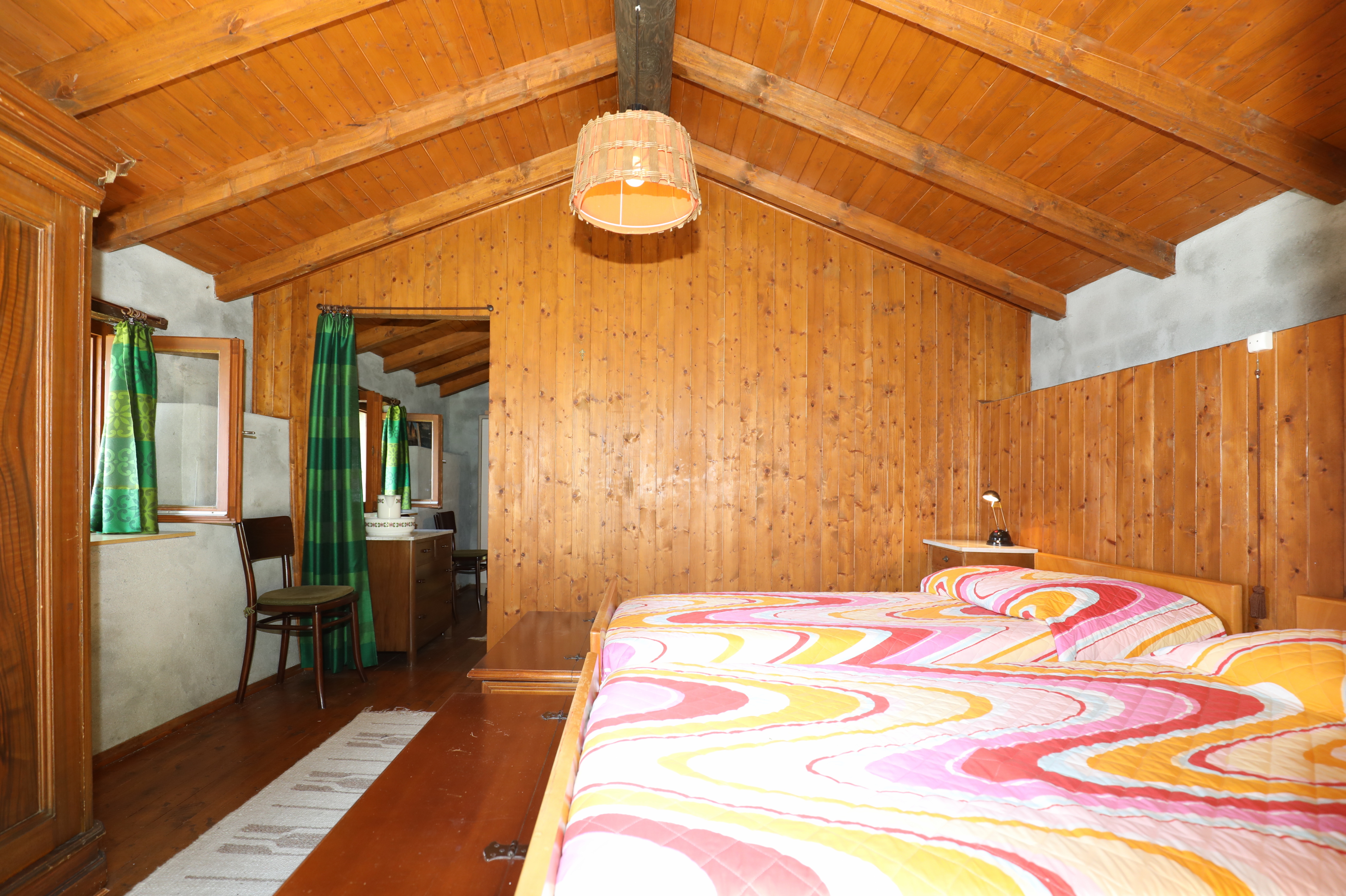 Rustikales Schlafzimmer mit Holzausbau