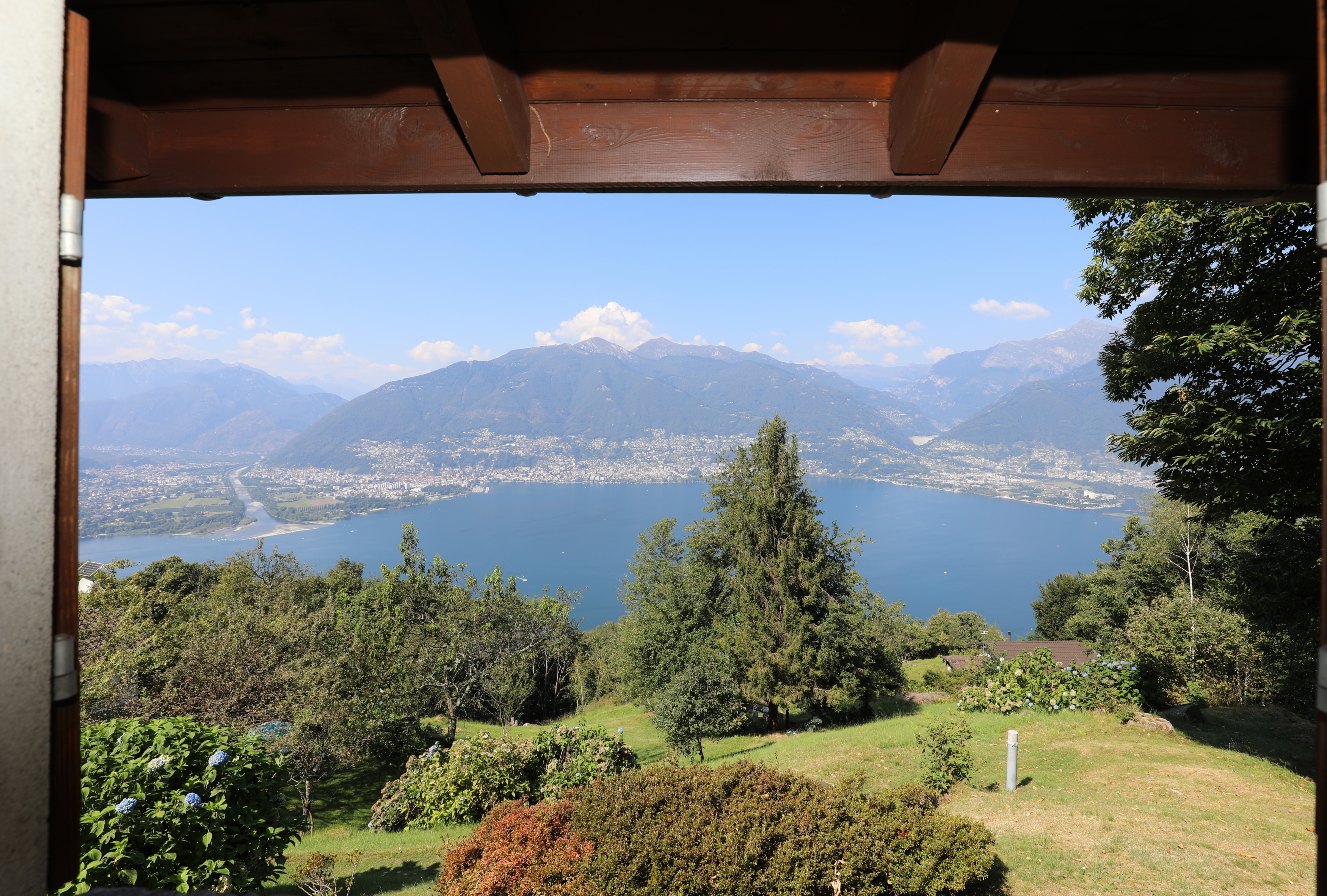 Seeblick mit Bergen