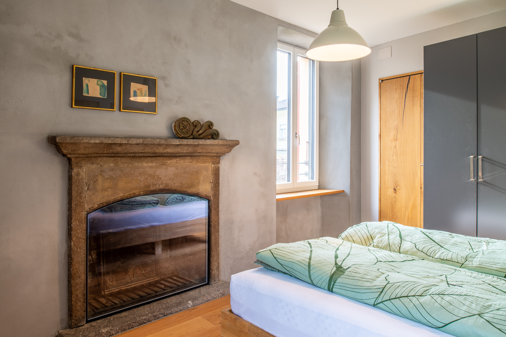 Schlafzimmer mit Kamin und Kleiderschrank