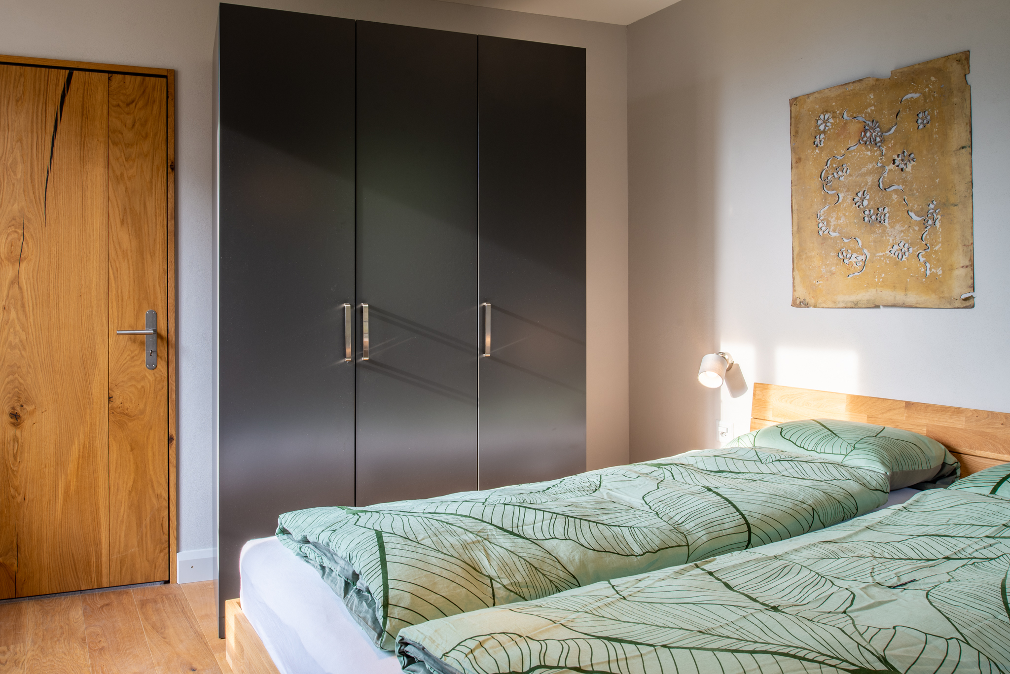 Modernes Schlafzimmer mit Kleiderschrank