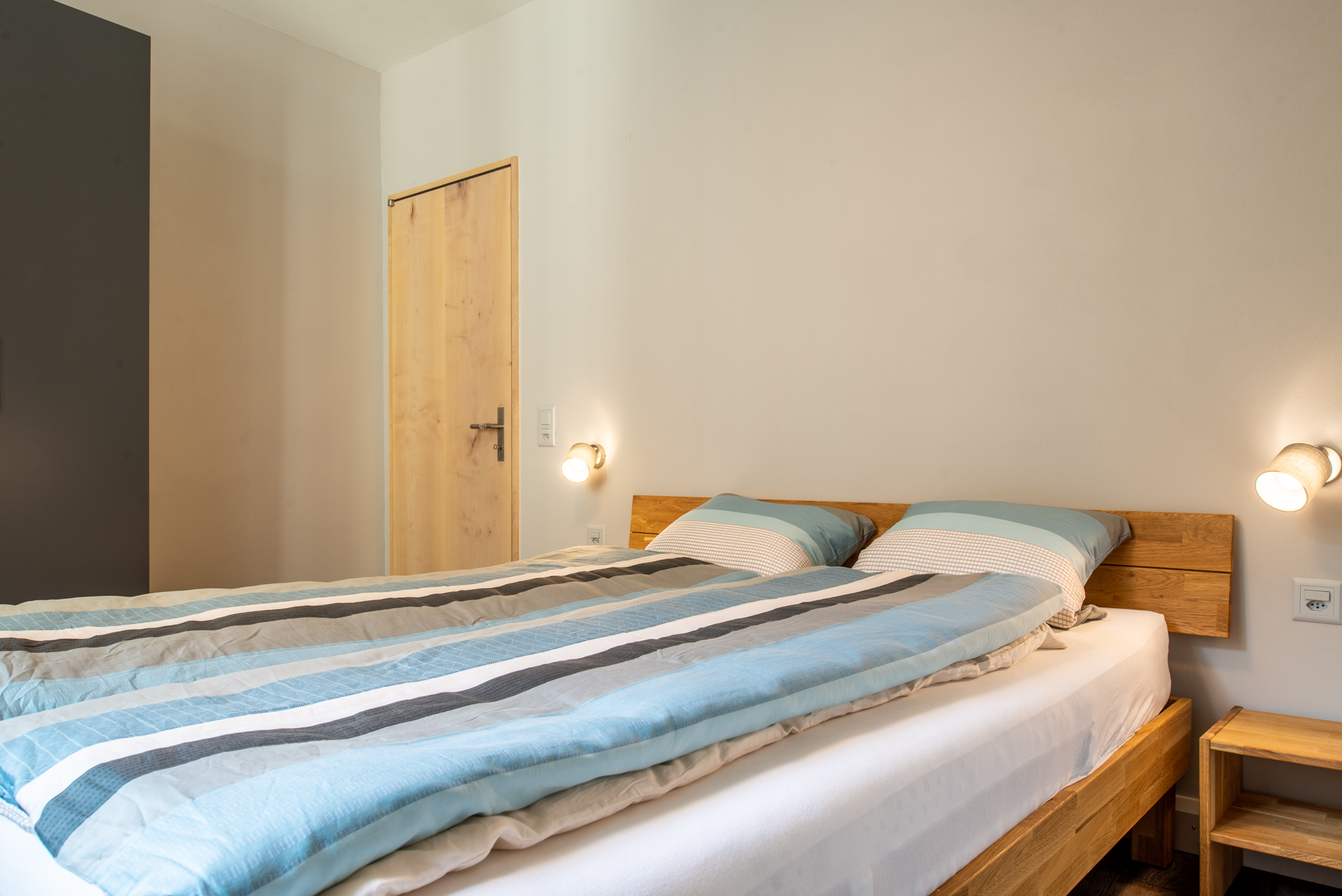 Modernes Schlafzimmer mit Doppelbett