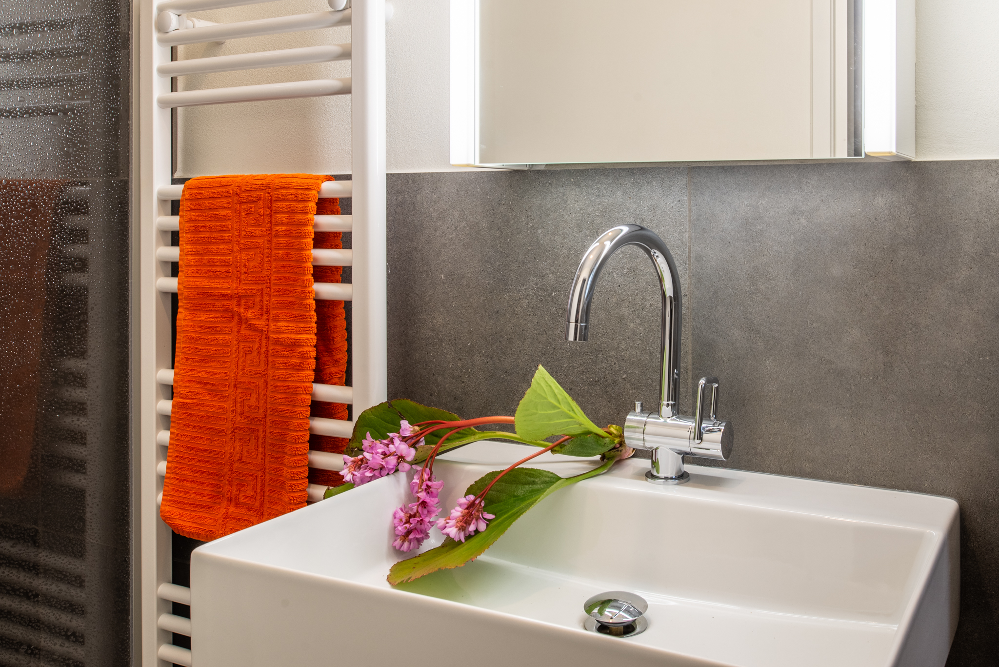 Modernes Badezimmer mit Waschbecken und Handtuchheizkörper