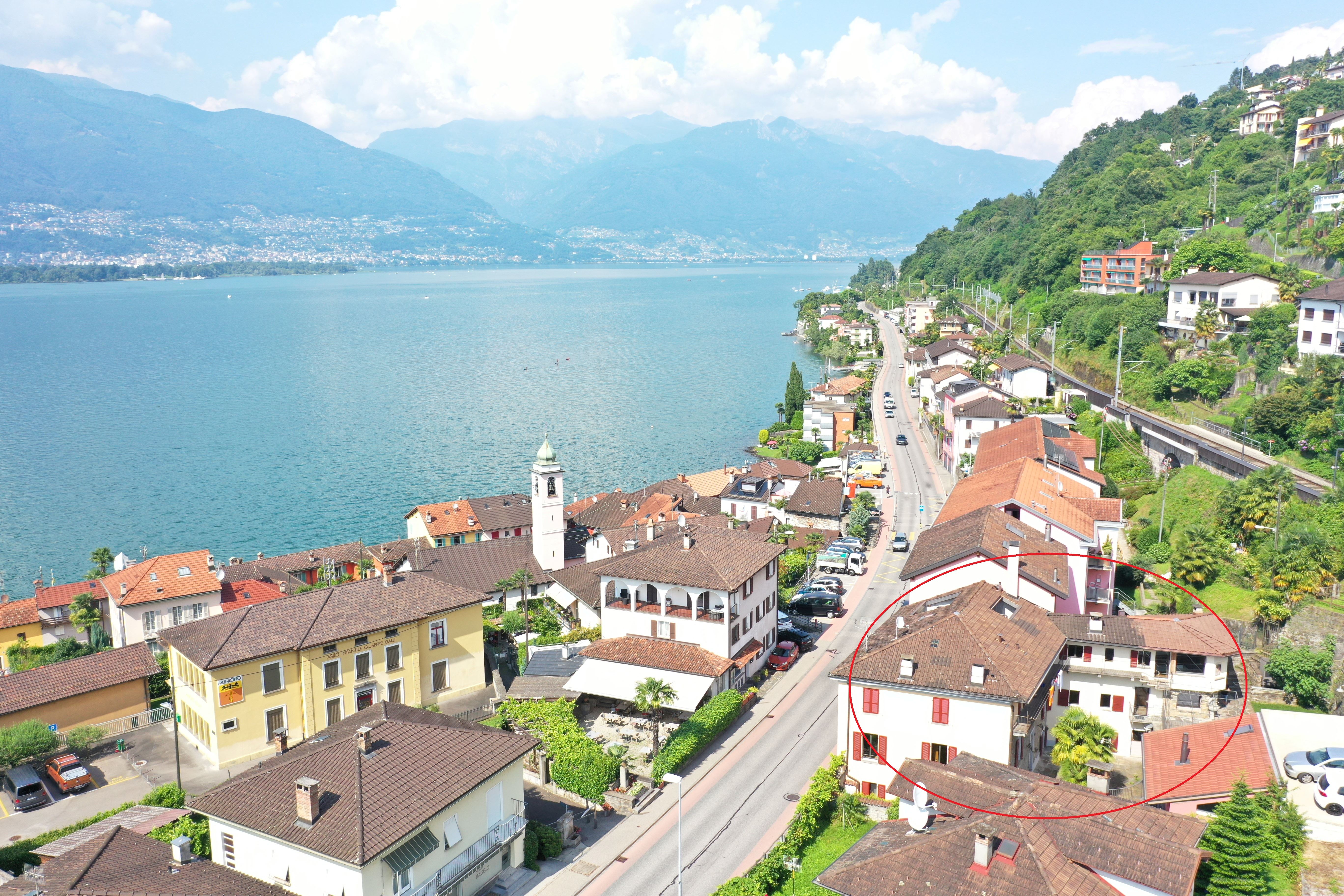 Seeblick über Uferort mit markiertem Haus