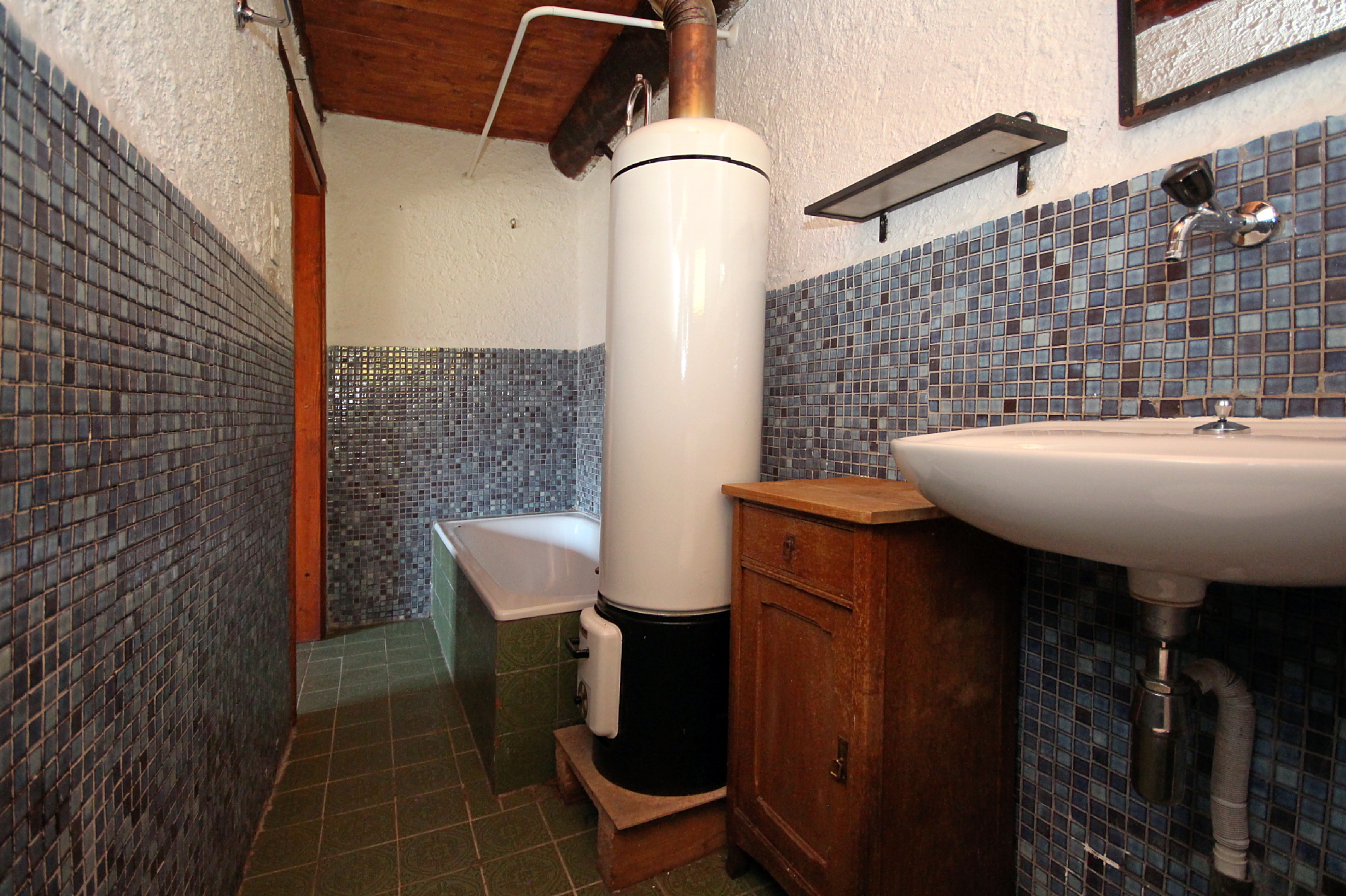 Kleines Badezimmer mit Badewanne und Technik