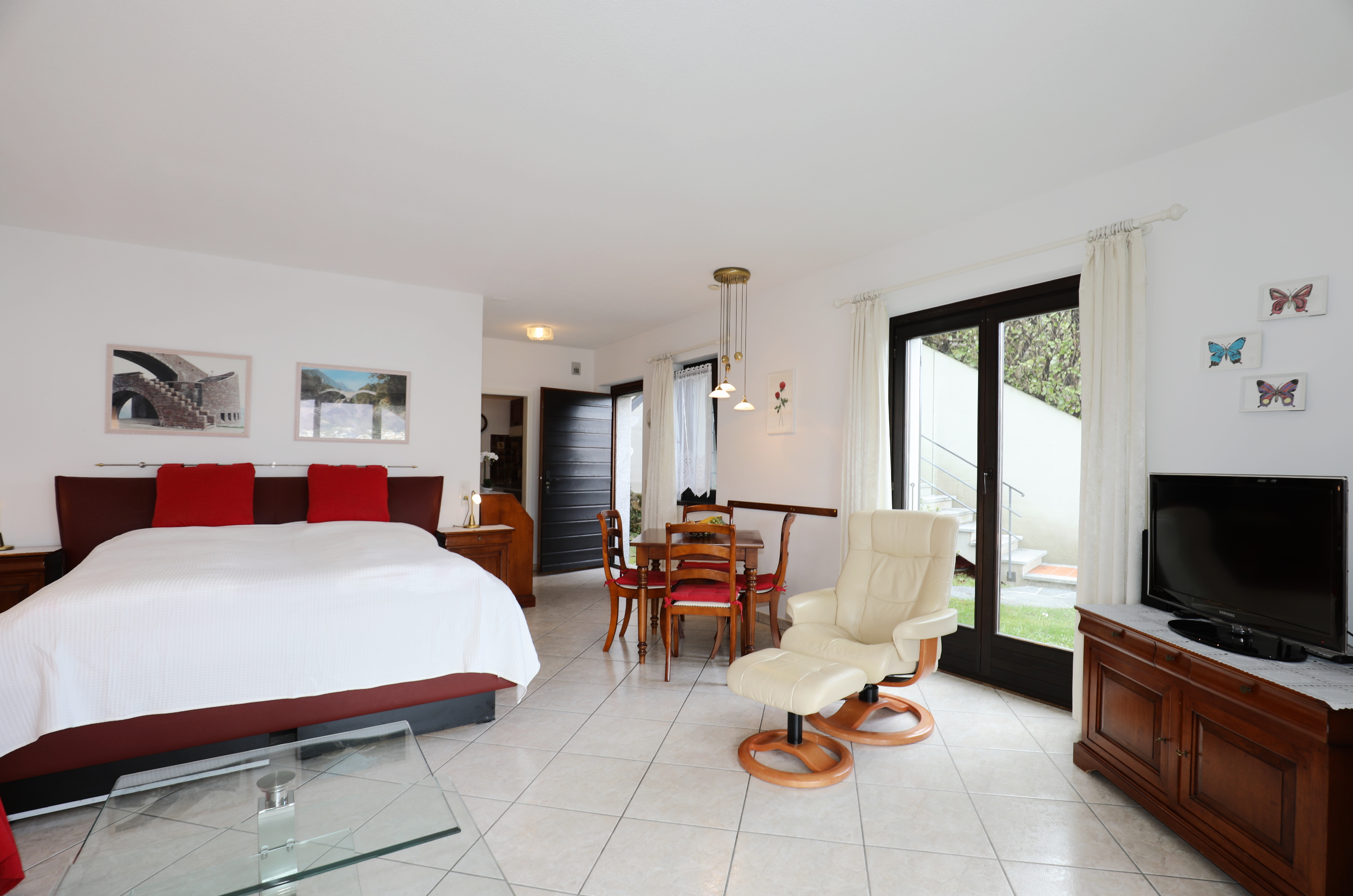Schlafzimmer mit Sitzbereich und Gartenzugang