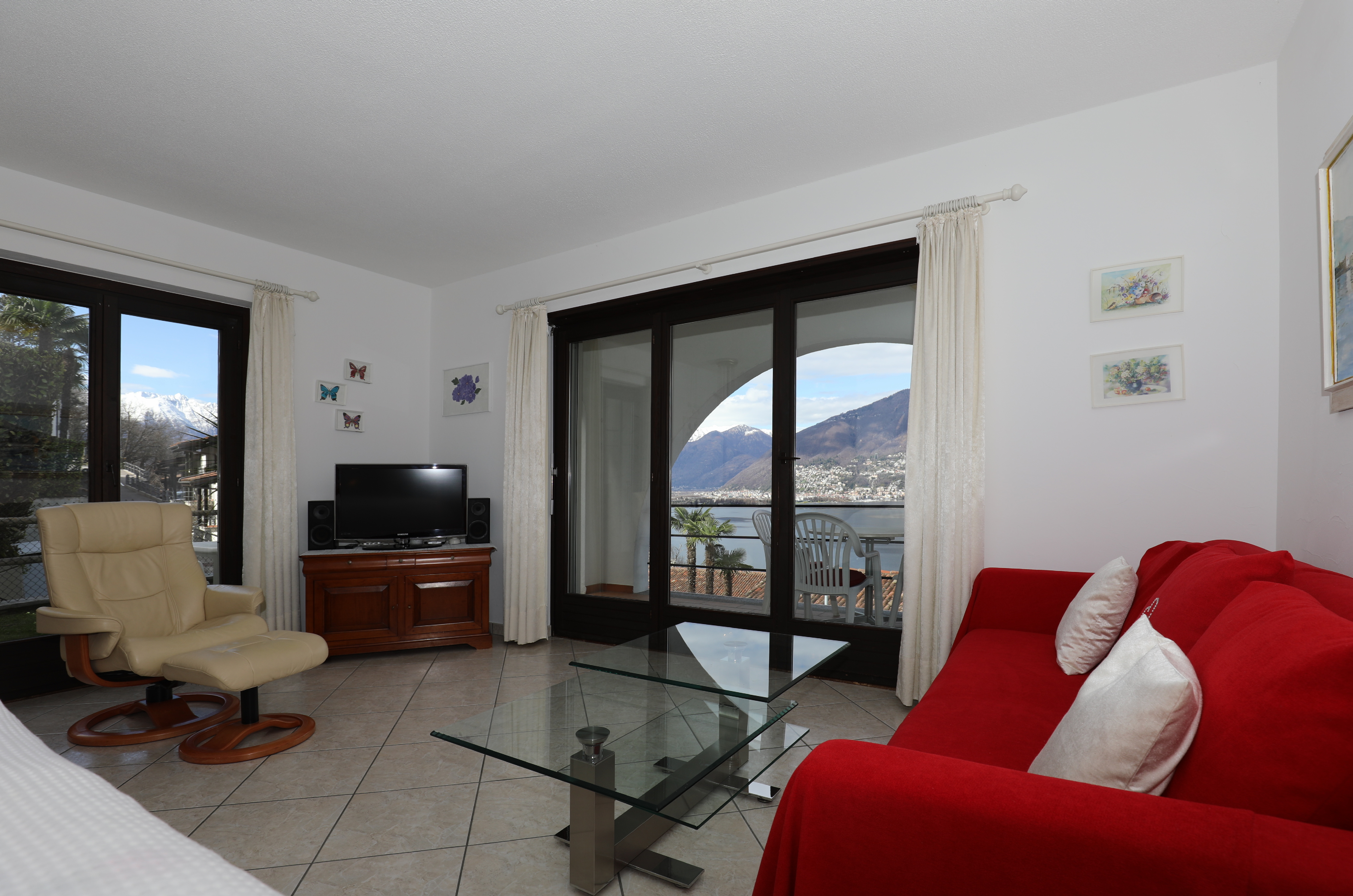 Wohnzimmer mit Seeblick und Bergpanorama
