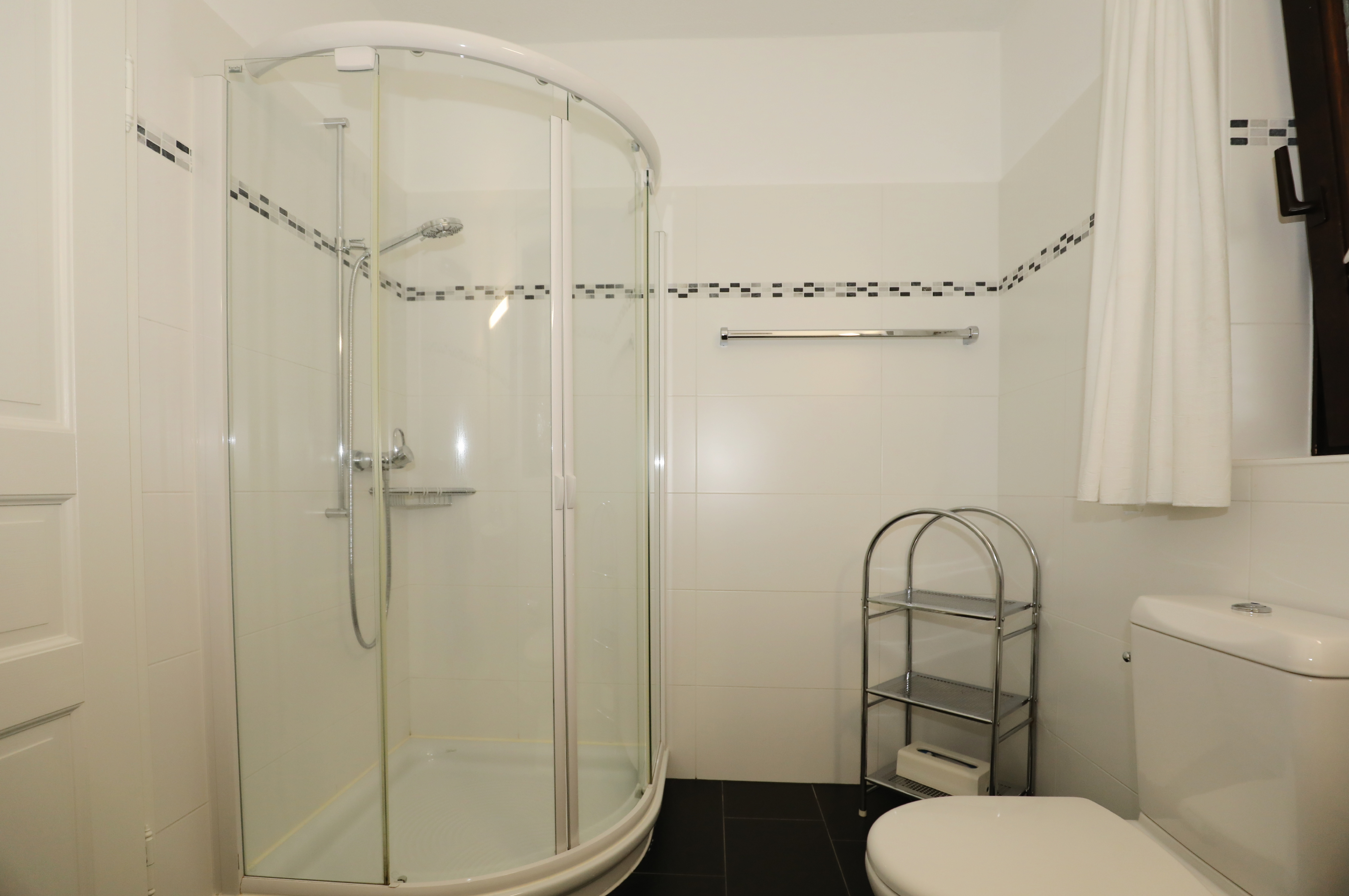 Modernes Badezimmer mit Duschkabine und WC