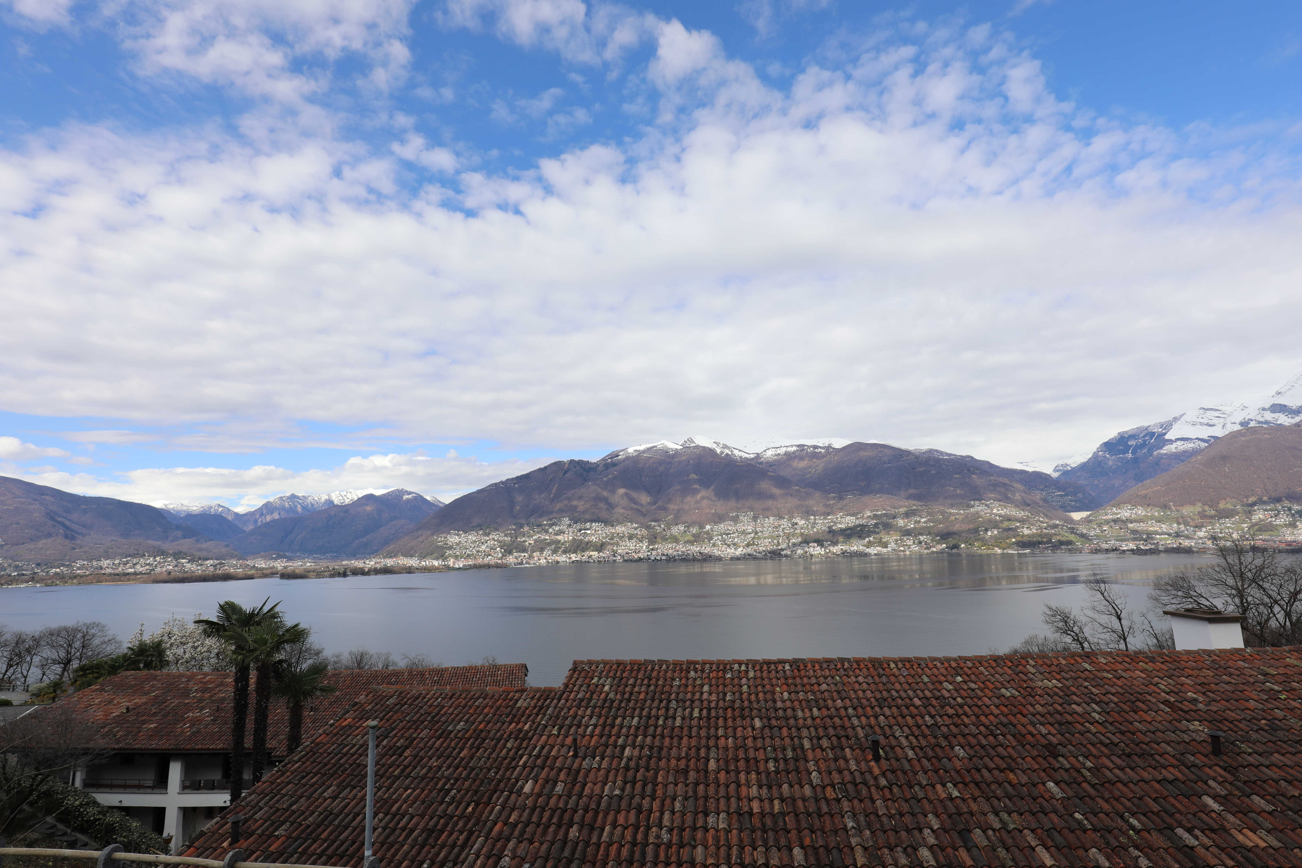 Seeblick mit Bergen