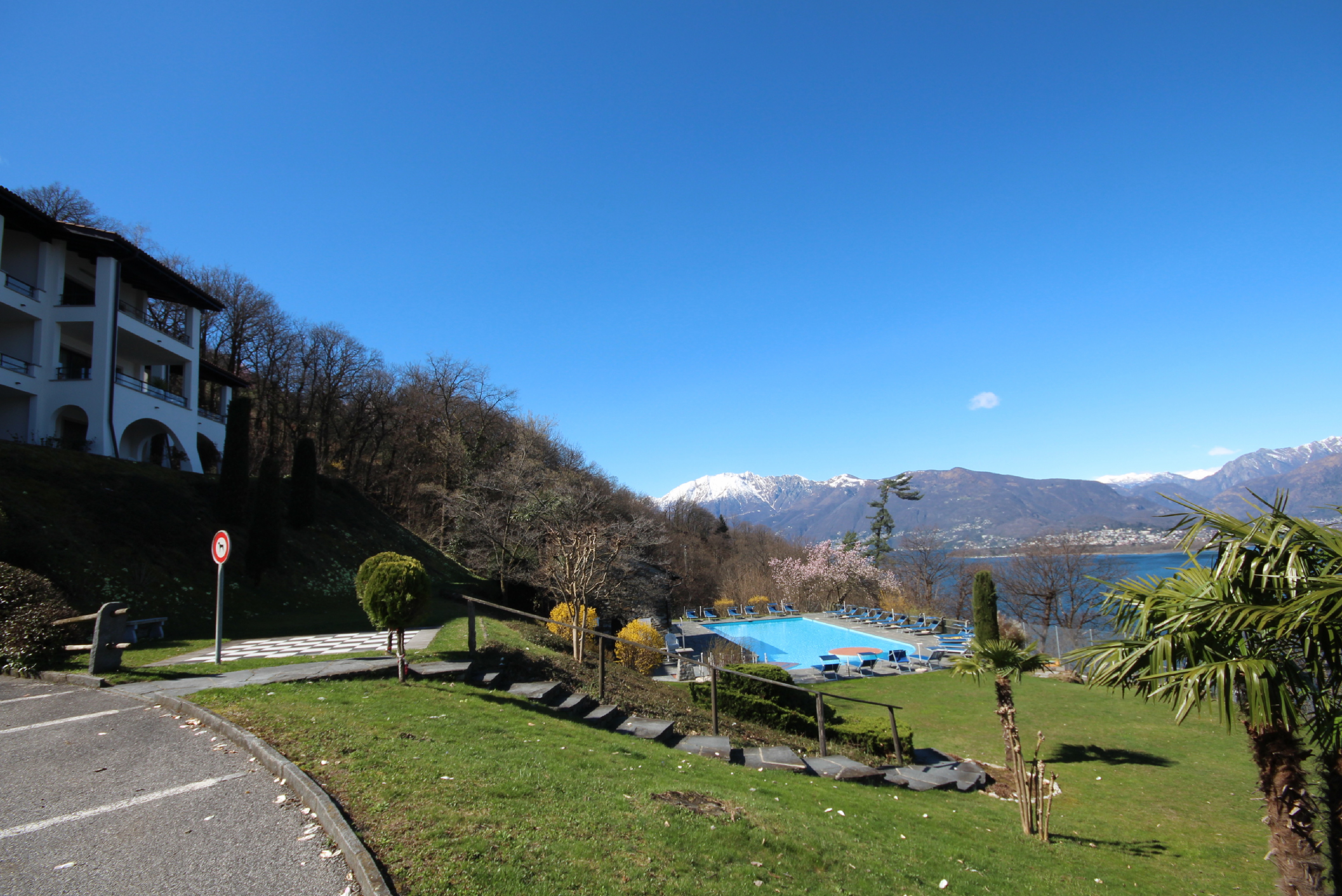 Außenansicht mit Pool und Seeblick