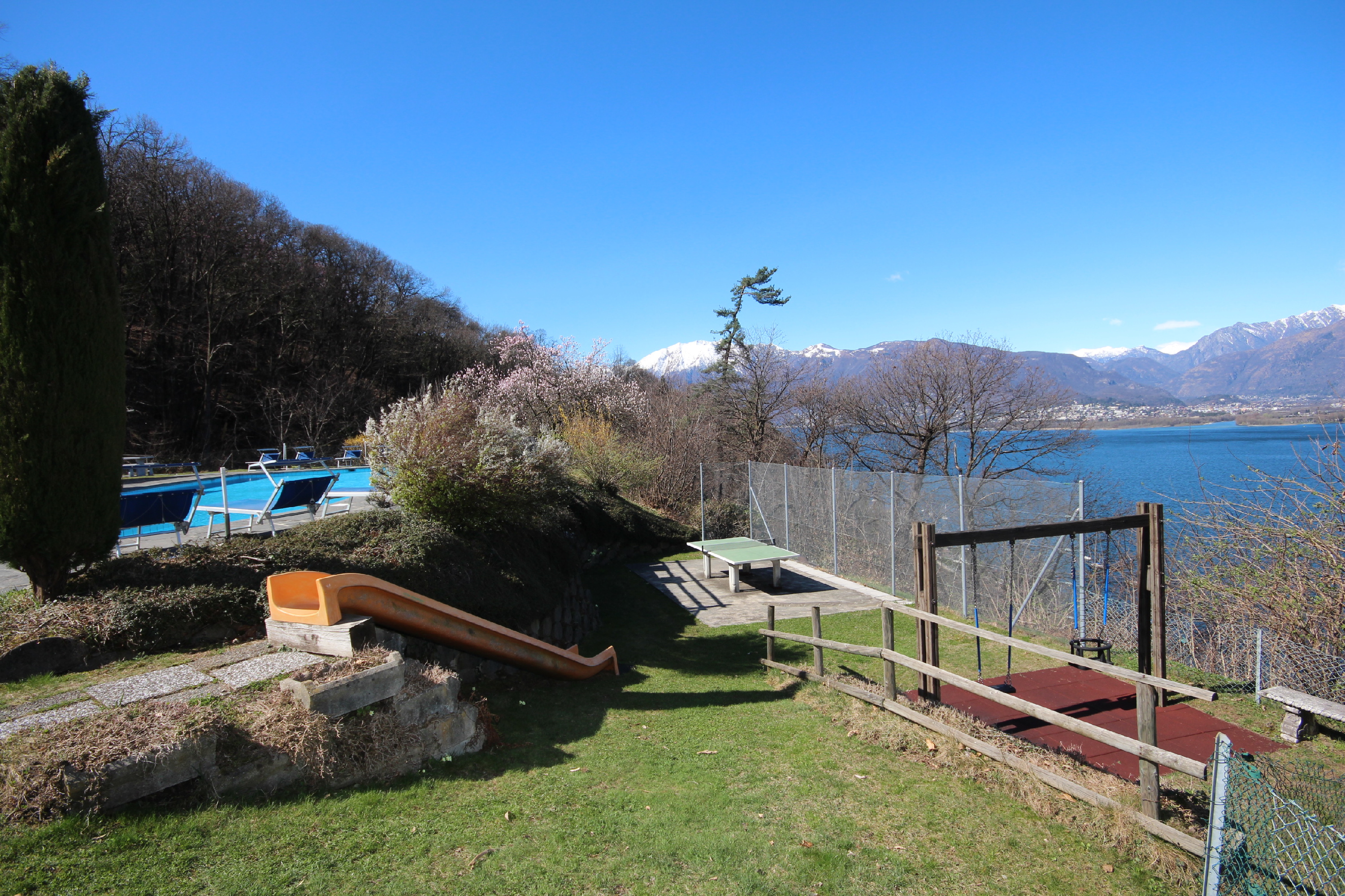 Außenbereich mit Spiel- und Seeblick