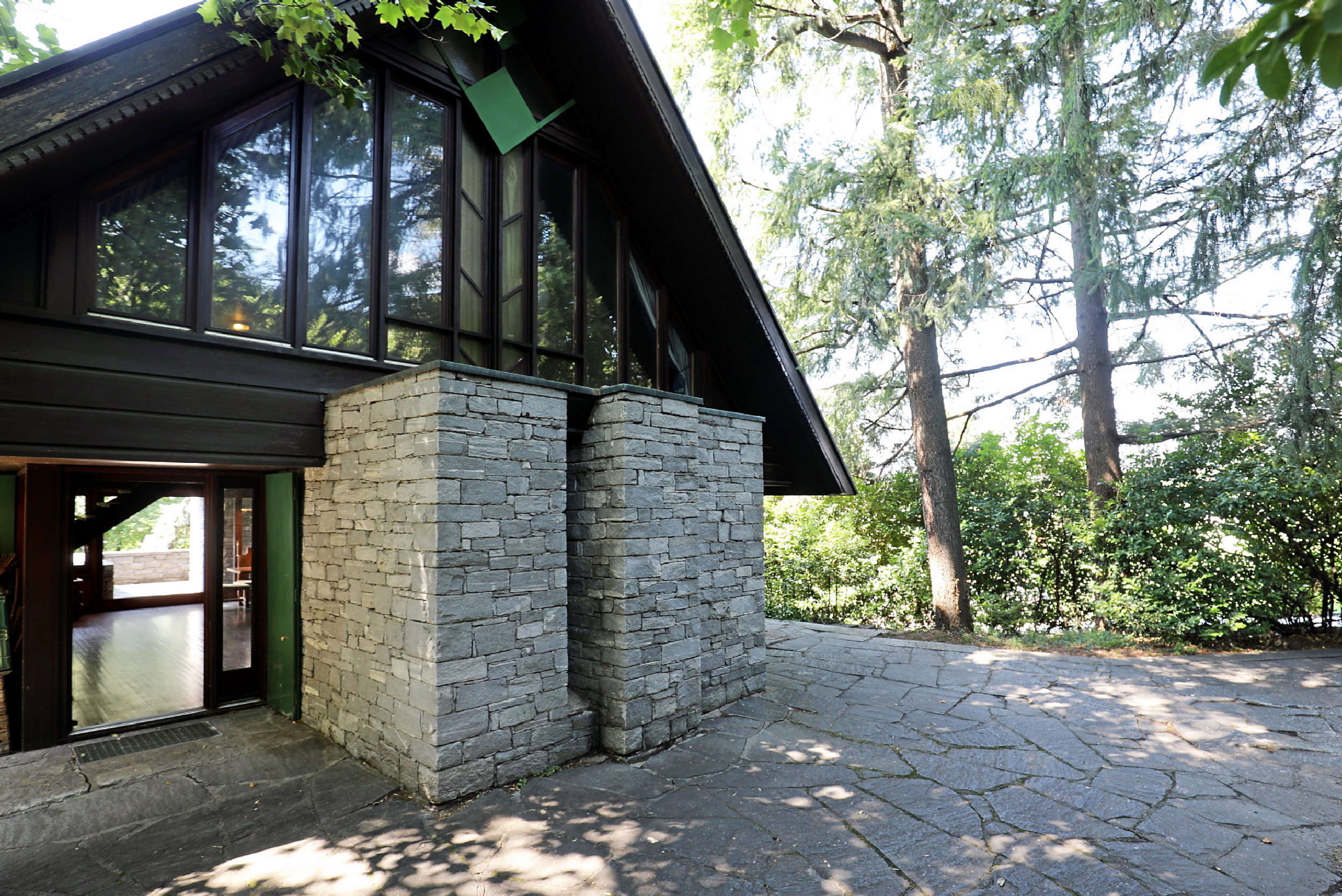 Außenansicht eines Hauses mit Natursteinfassade