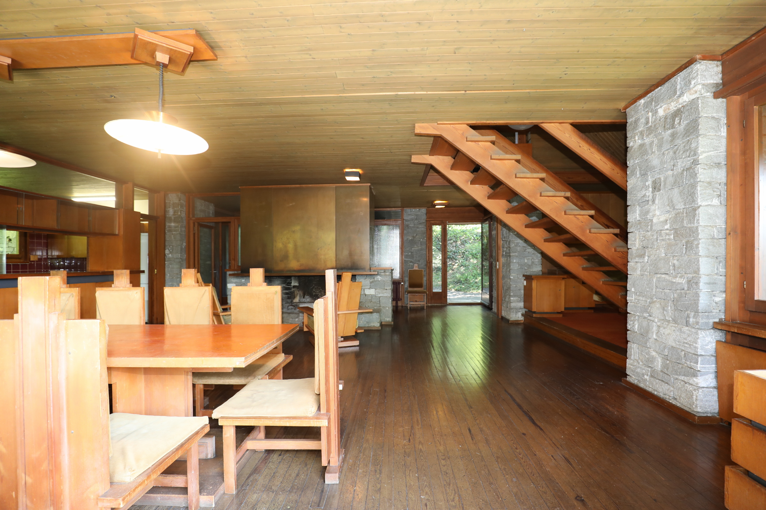 Wohn- und Essbereich mit Holztreppe