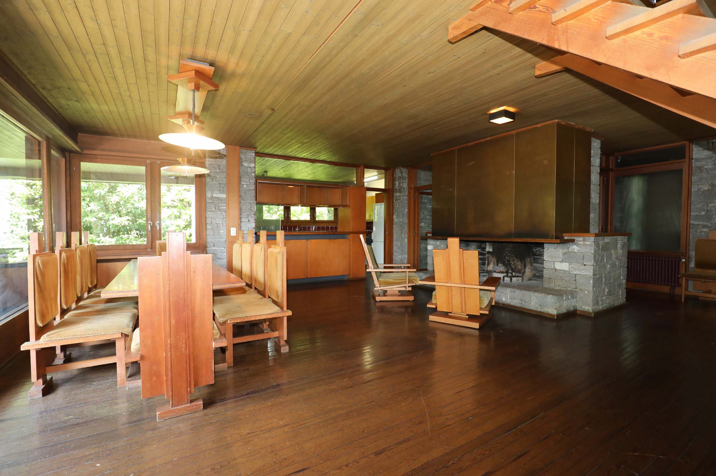 Wohnzimmer mit Kamin und Holzdecke