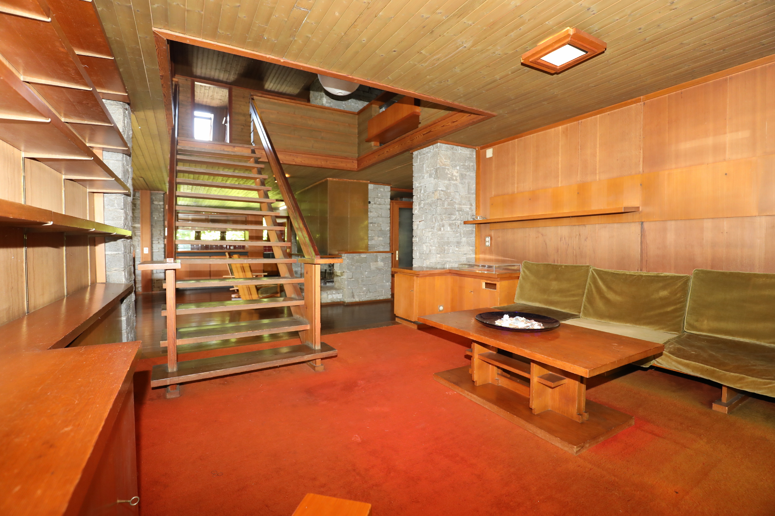 Wohnbereich mit Treppe und Holzverkleidung