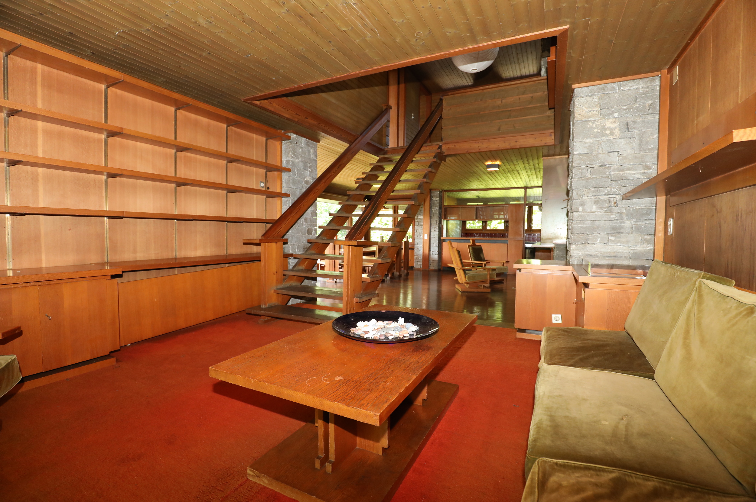 Wohnraum mit Treppe und Holzinterieur