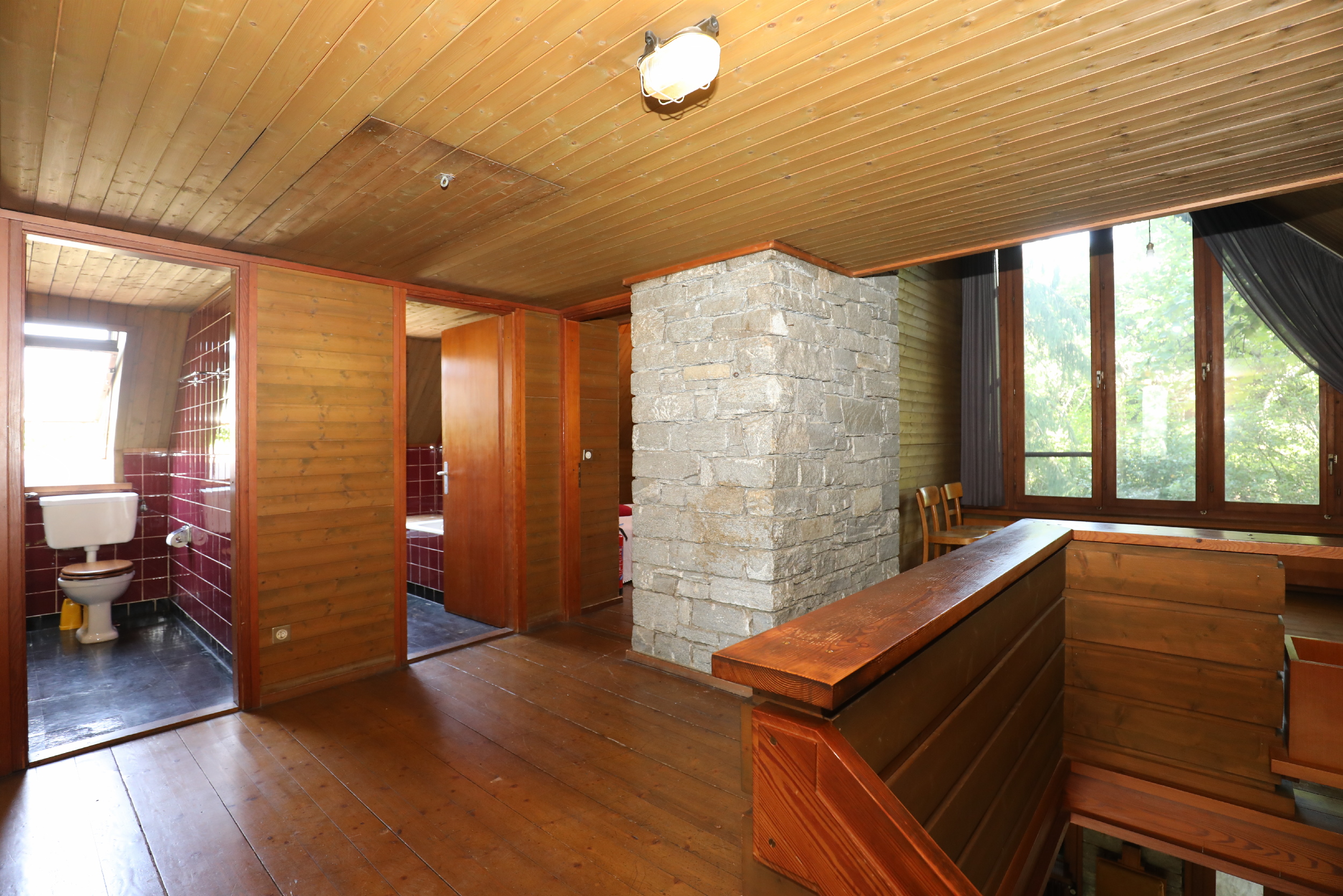 Rustikaler Innenraum mit Holz und Naturstein