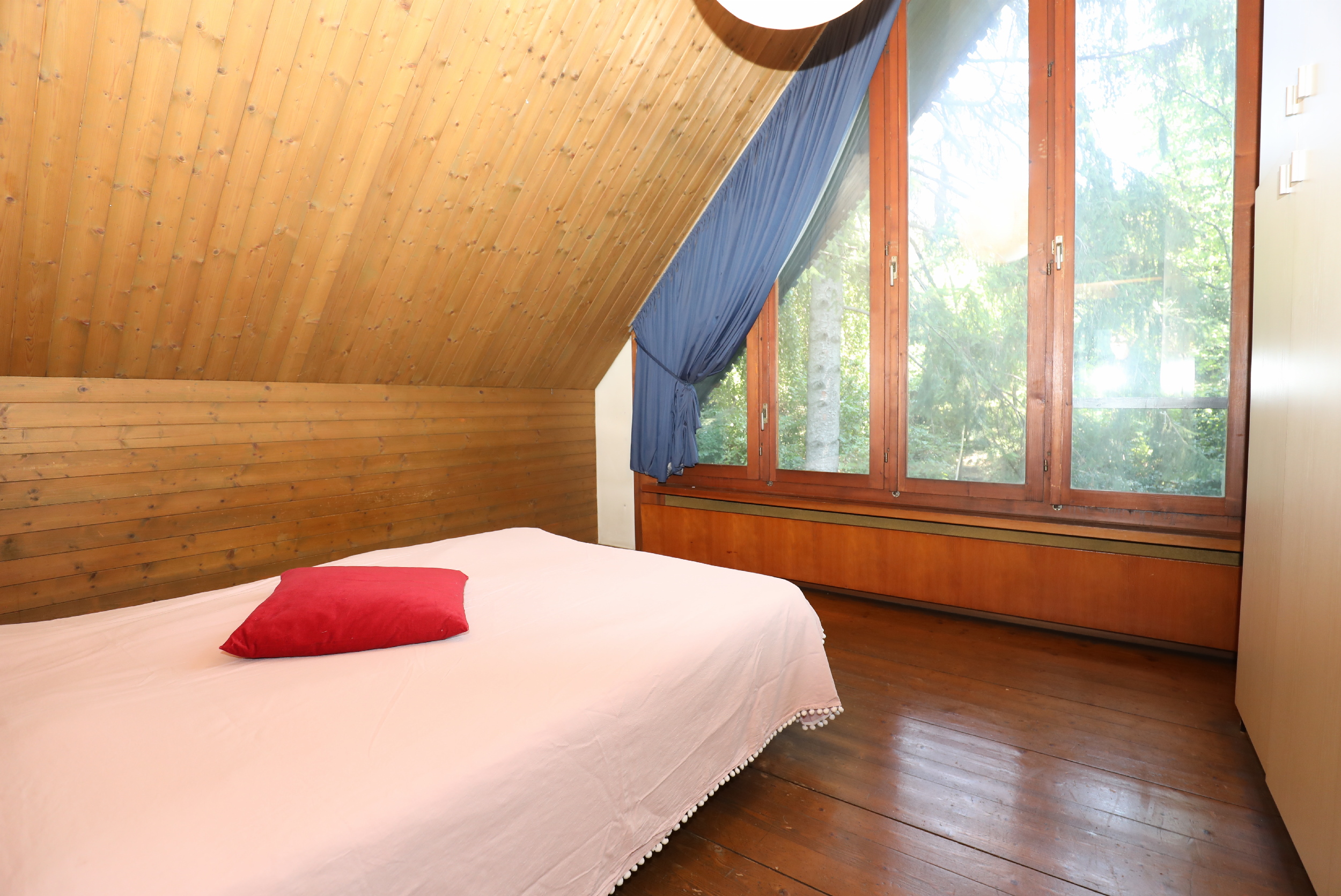 Dachgeschoss-Schlafzimmer mit Holzverkleidung