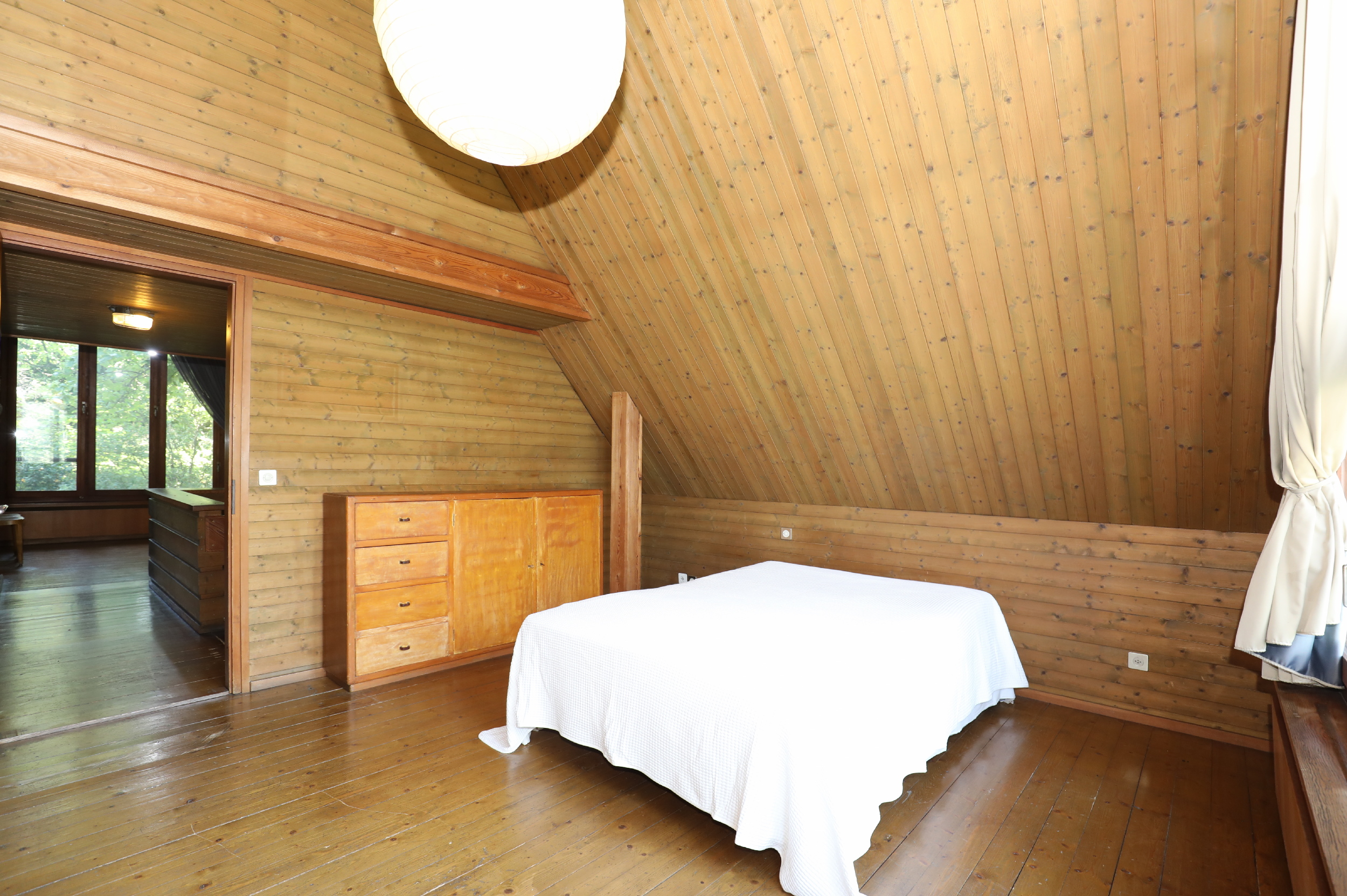 Dachgeschoss-Schlafzimmer mit Holzverkleidung