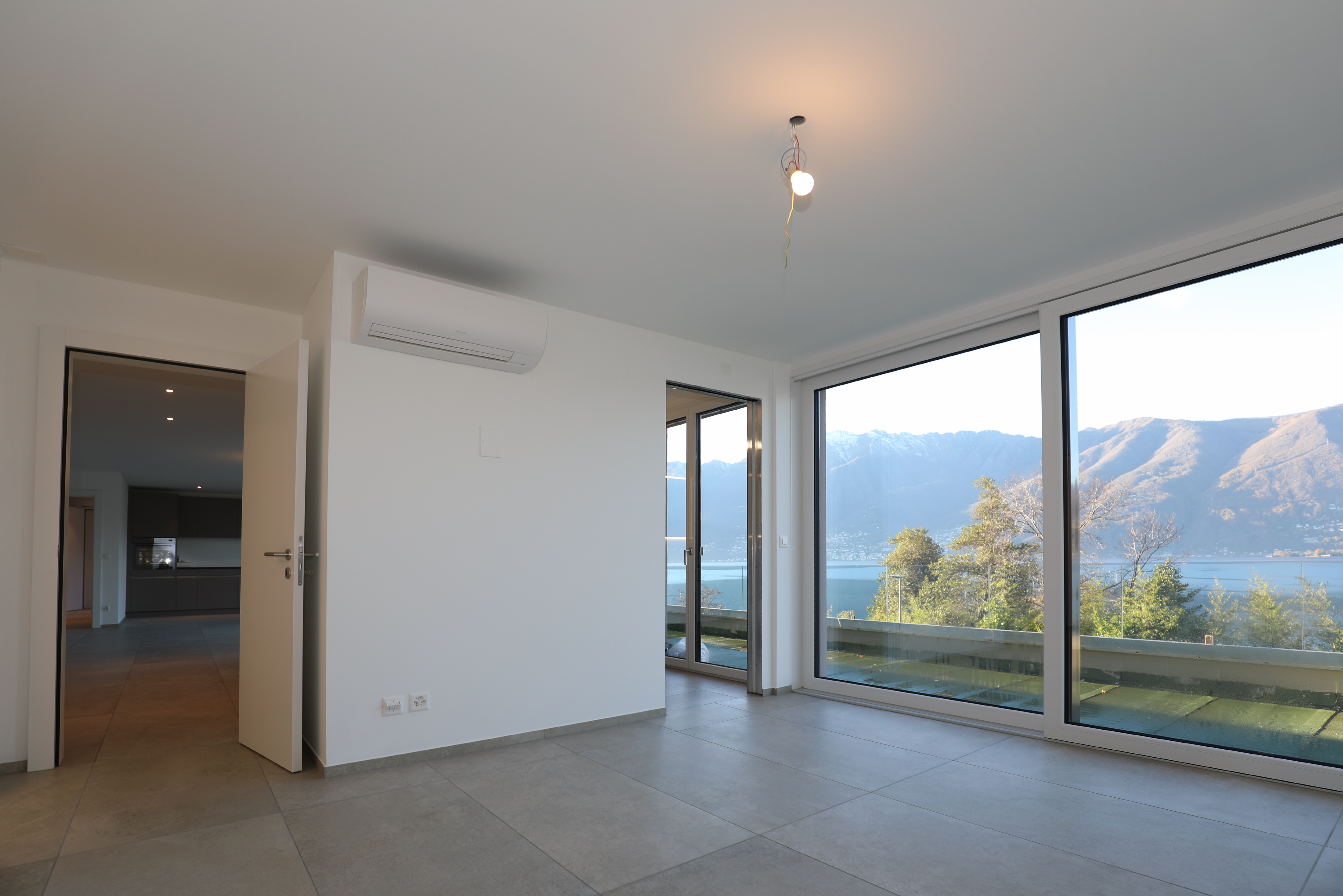 Heller leerer Raum mit Panoramablick