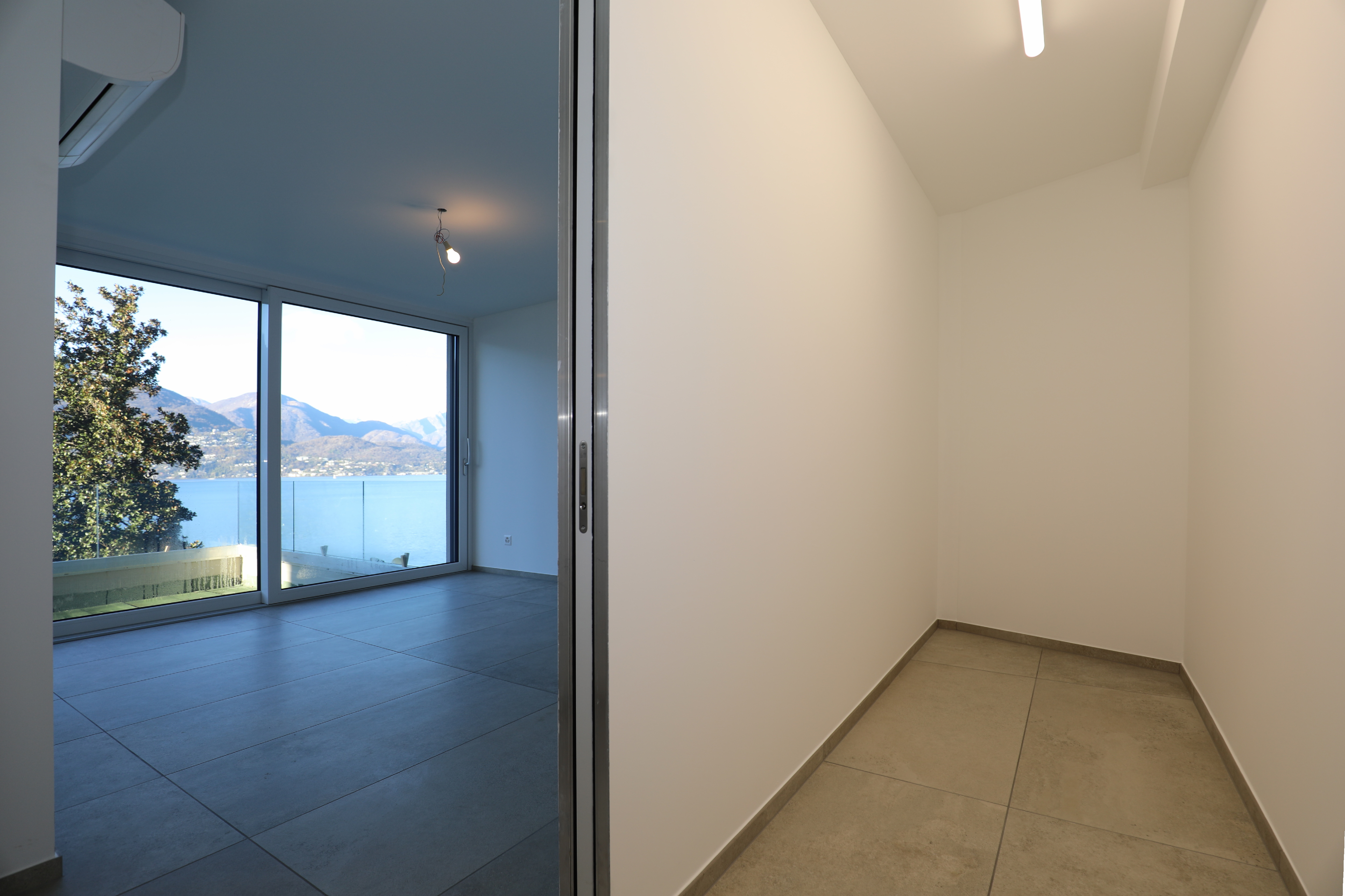 Moderne Innenansicht mit Seeblick