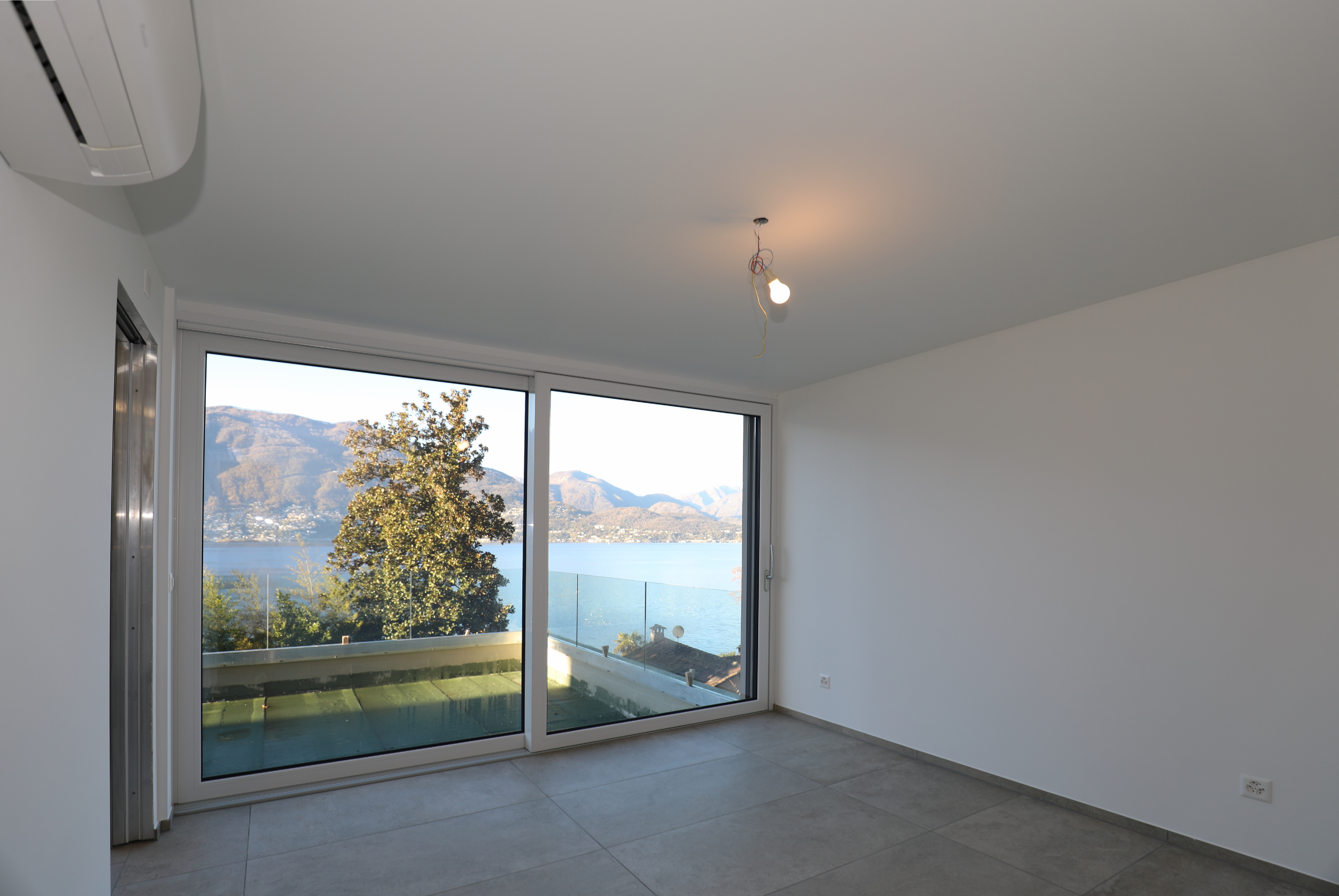 Leerer heller Raum mit Seeblick