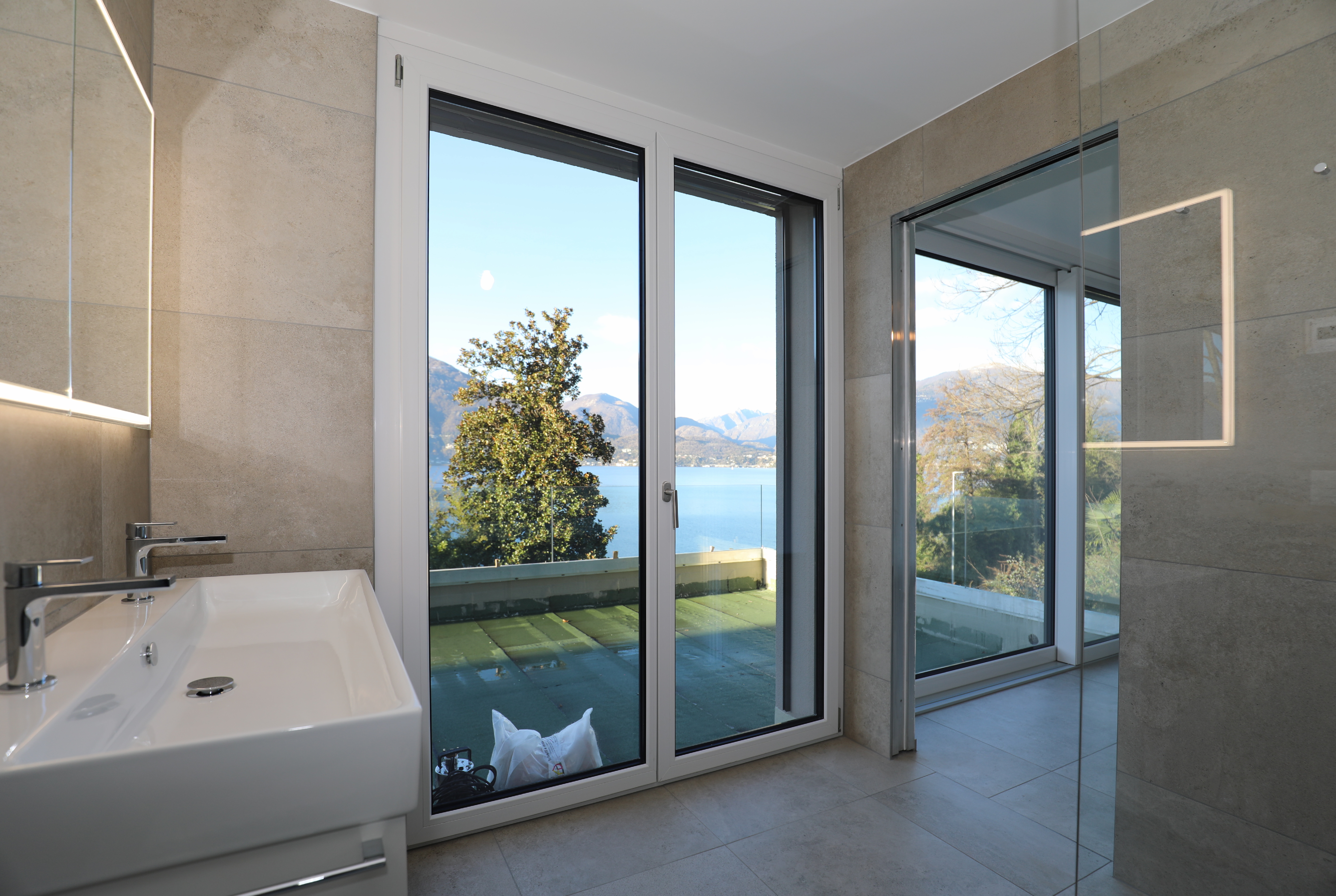 Modernes Badezimmer mit Seeblick