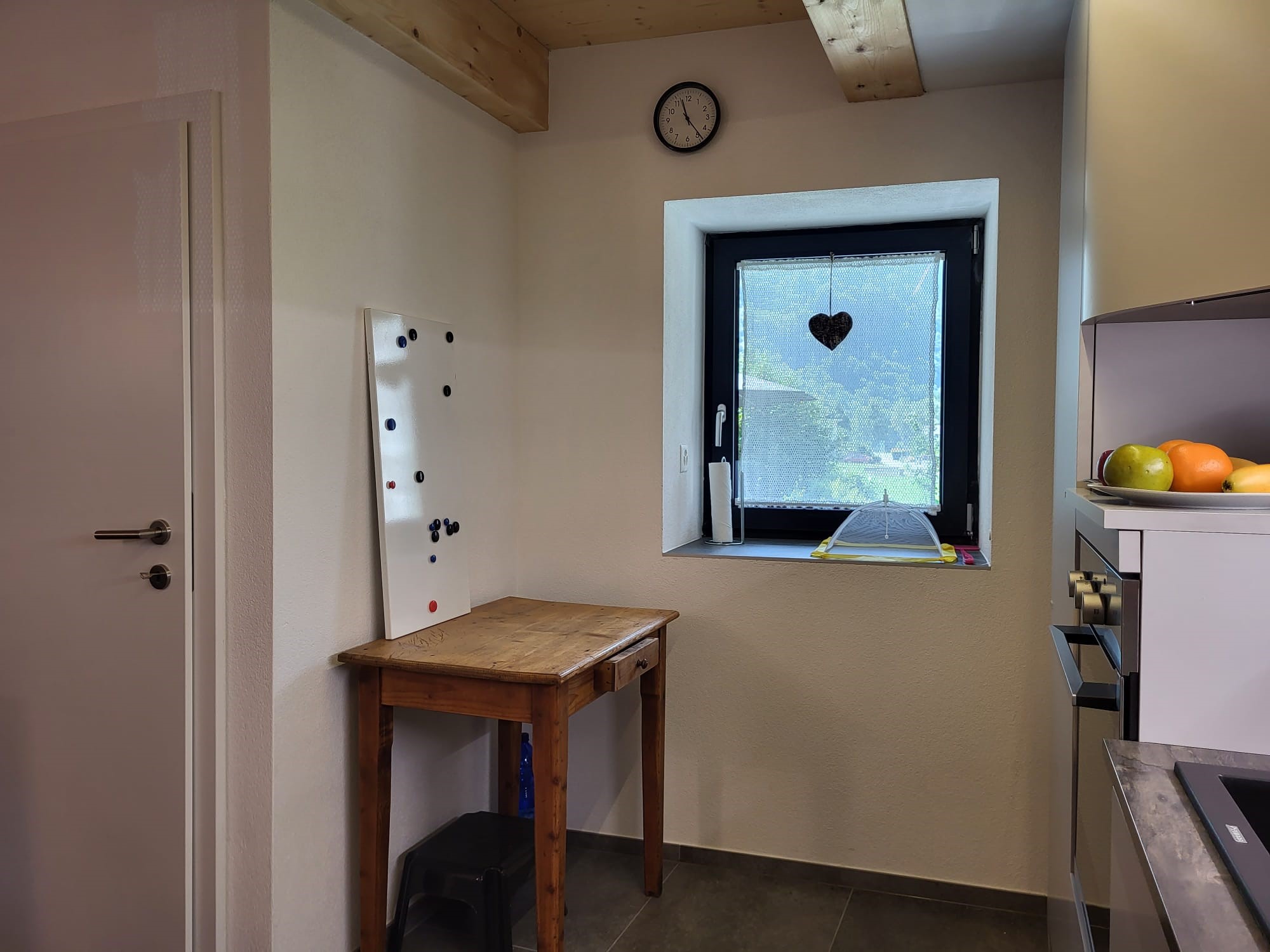 Kleine Küchen- bzw. Hauswirtschaftsecke mit Fenster