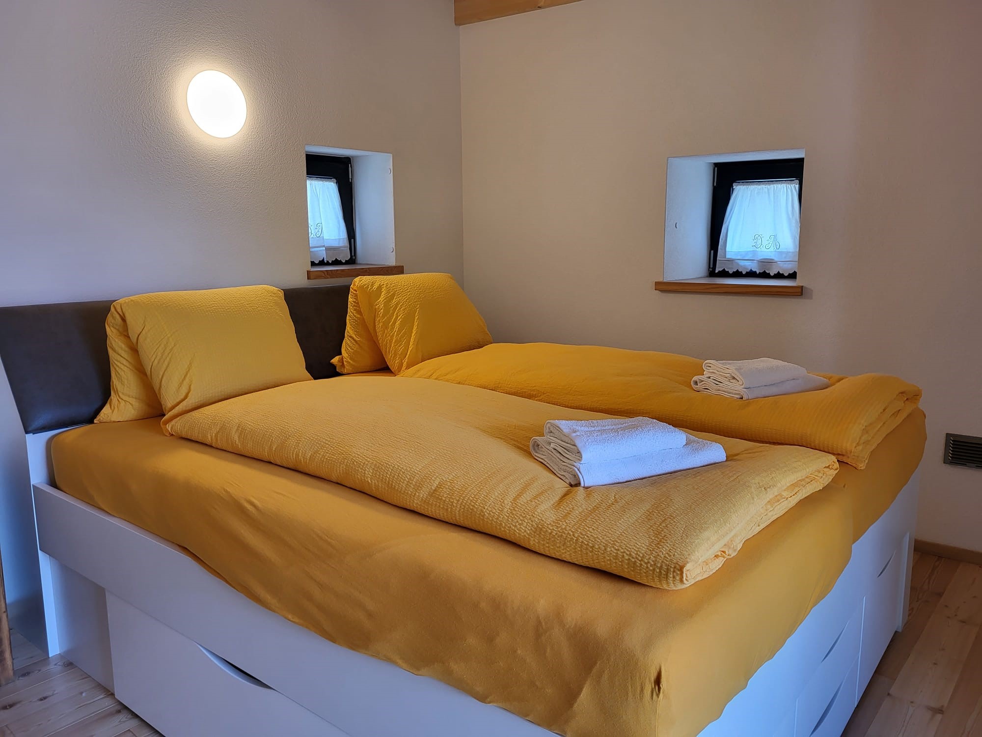 Gemütliches Schlafzimmer mit Doppelbett