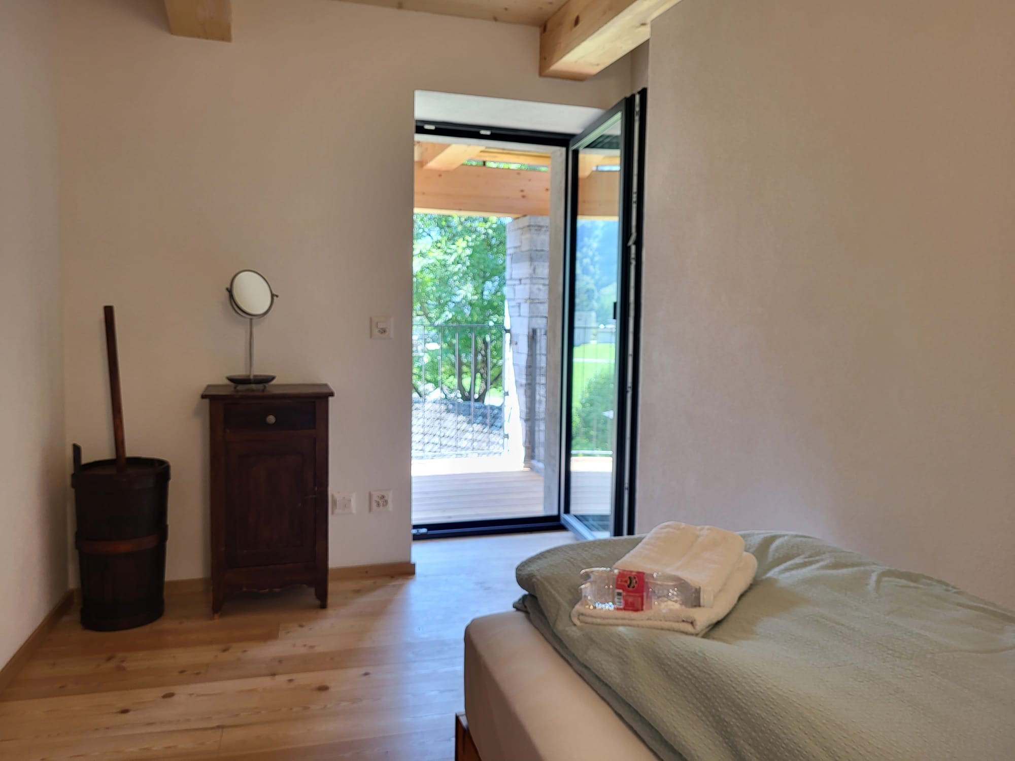 Helles Schlafzimmer mit Balkonzugang