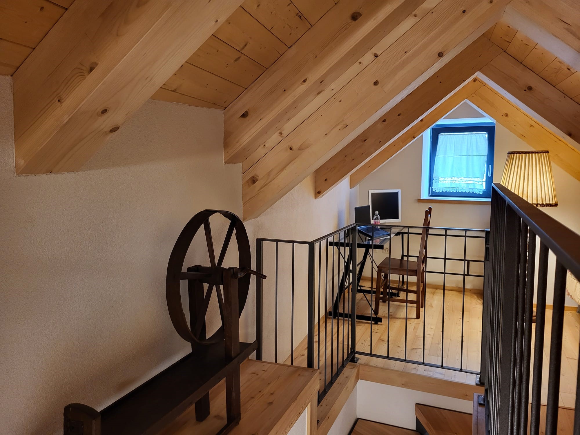 Dachgeschoss-Galerie mit Holzdecke