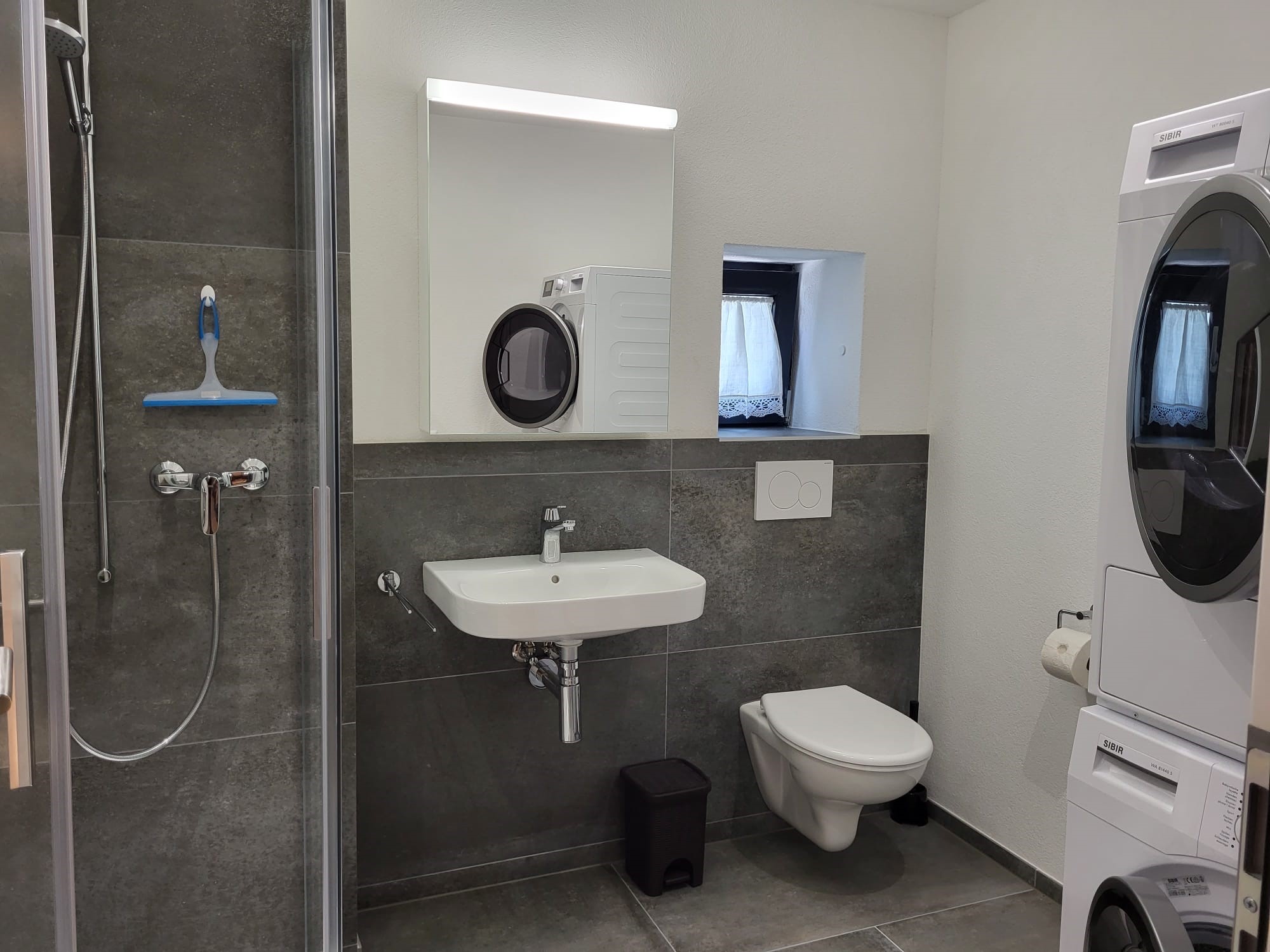 Modernes Badezimmer mit Dusche, Waschbecken und Toilette