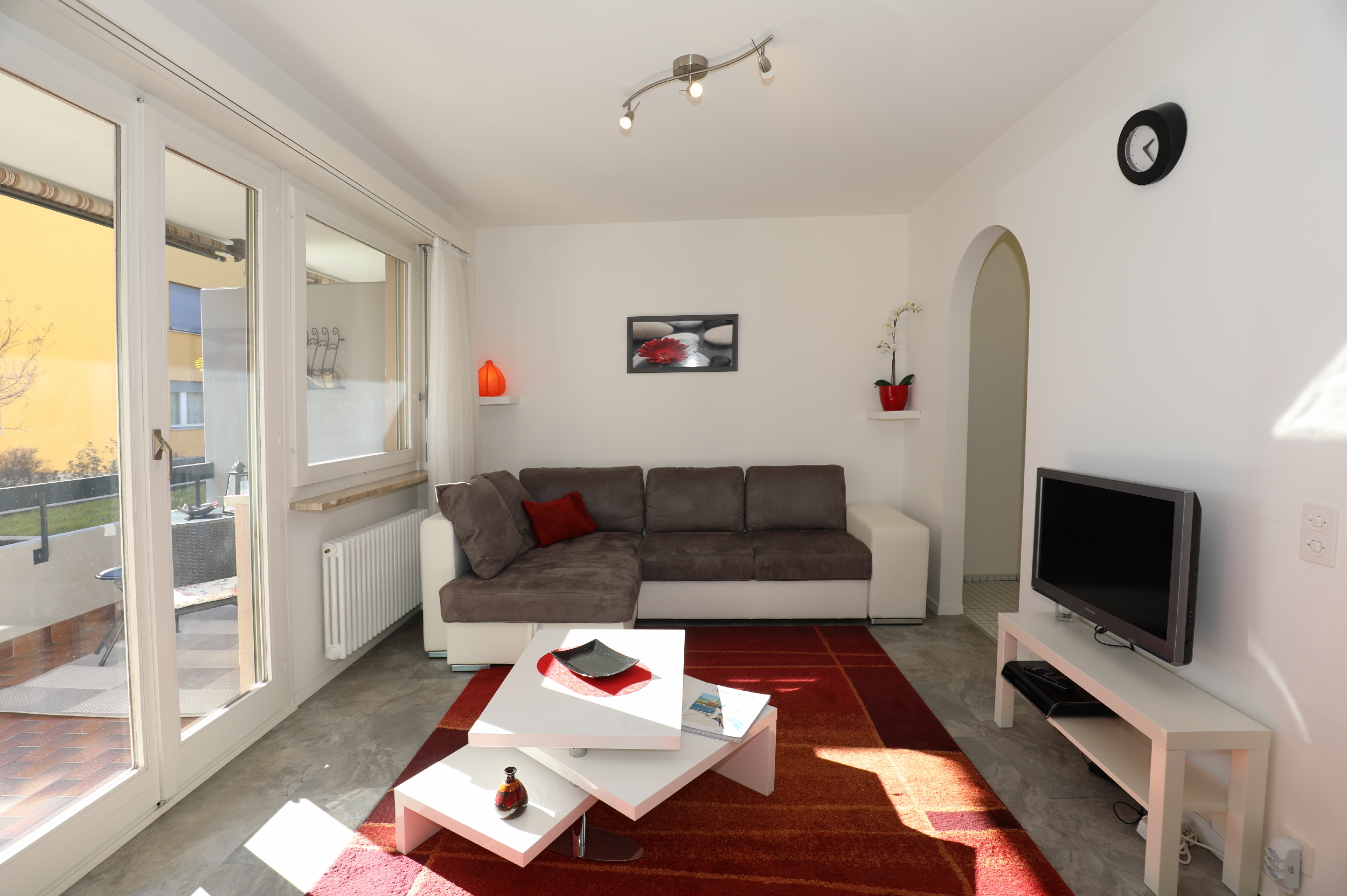 Helles Wohnzimmer mit Balkonzugang