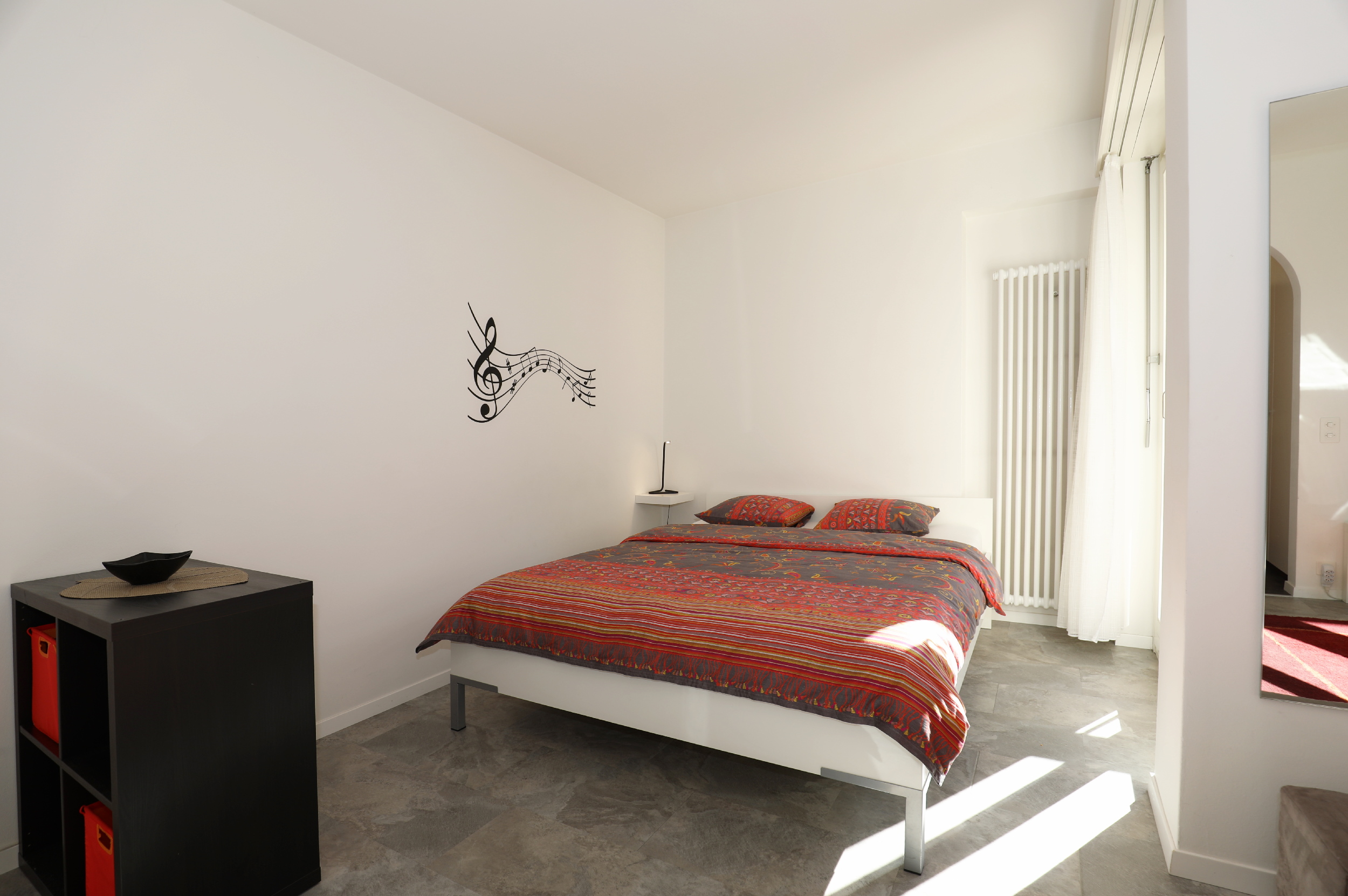 Helles Schlafzimmer mit schlichtem, modernem Interieur
