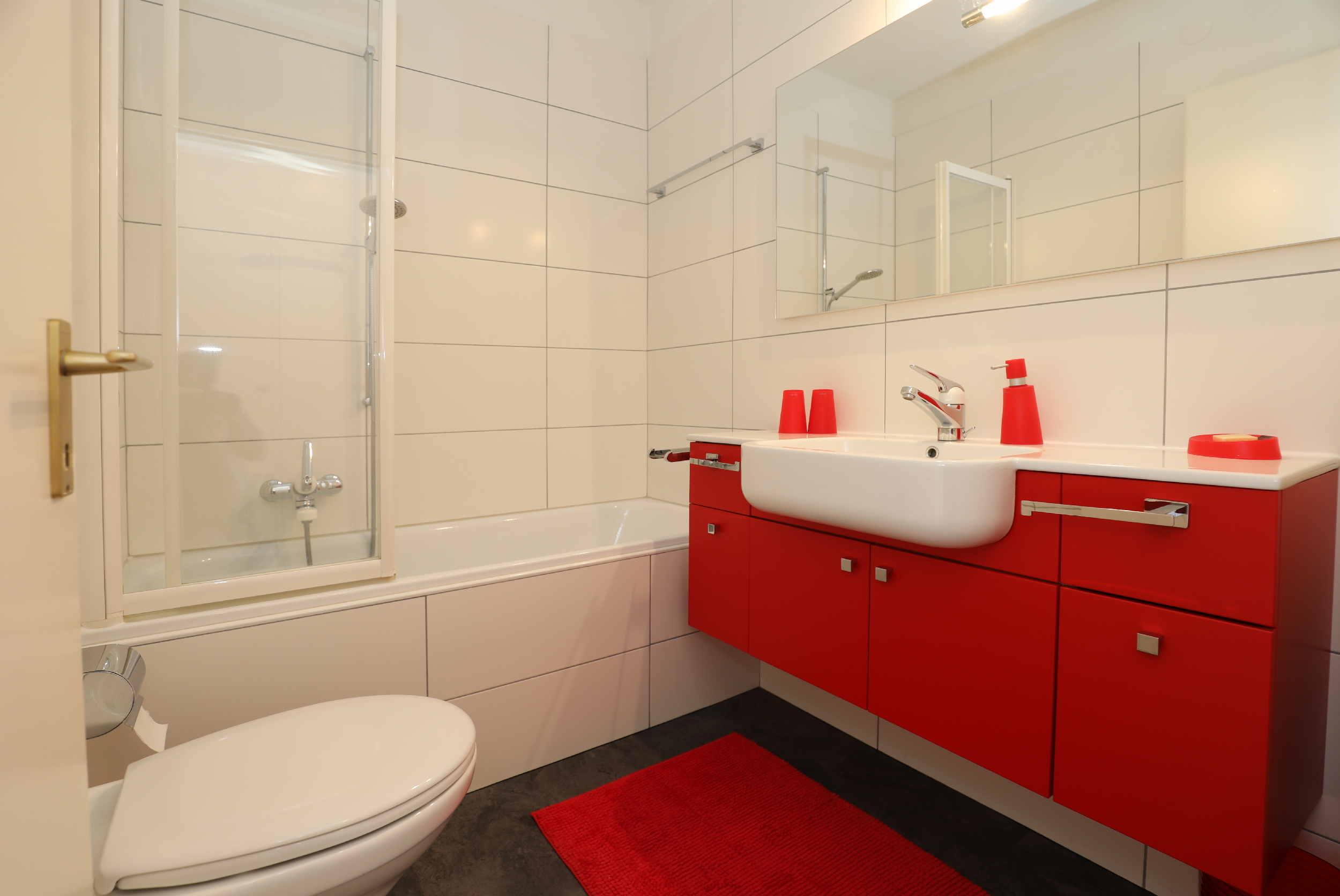 Modernes Badezimmer in Weiß und Rot