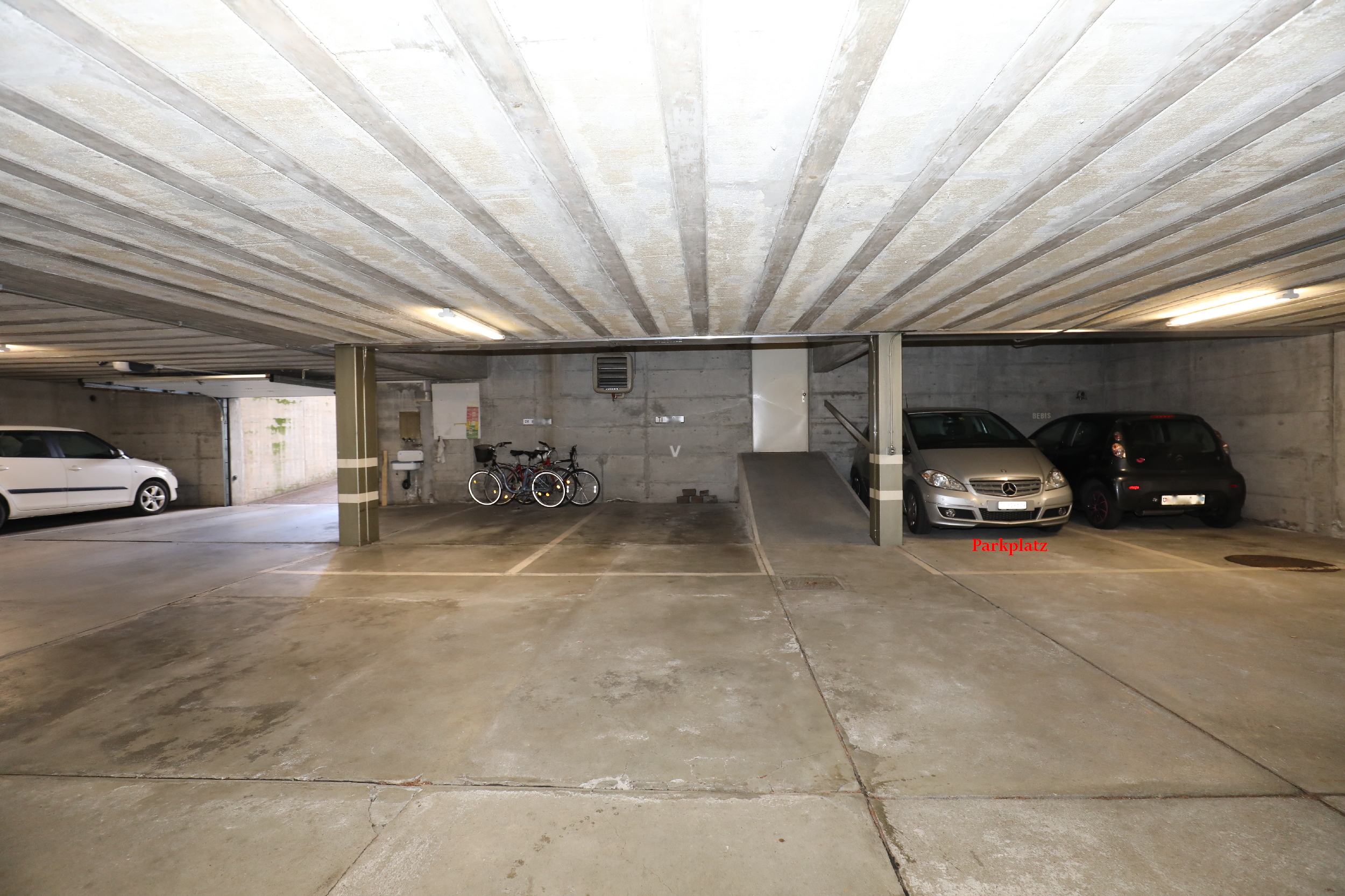 Tiefgarage mit Stellplätzen