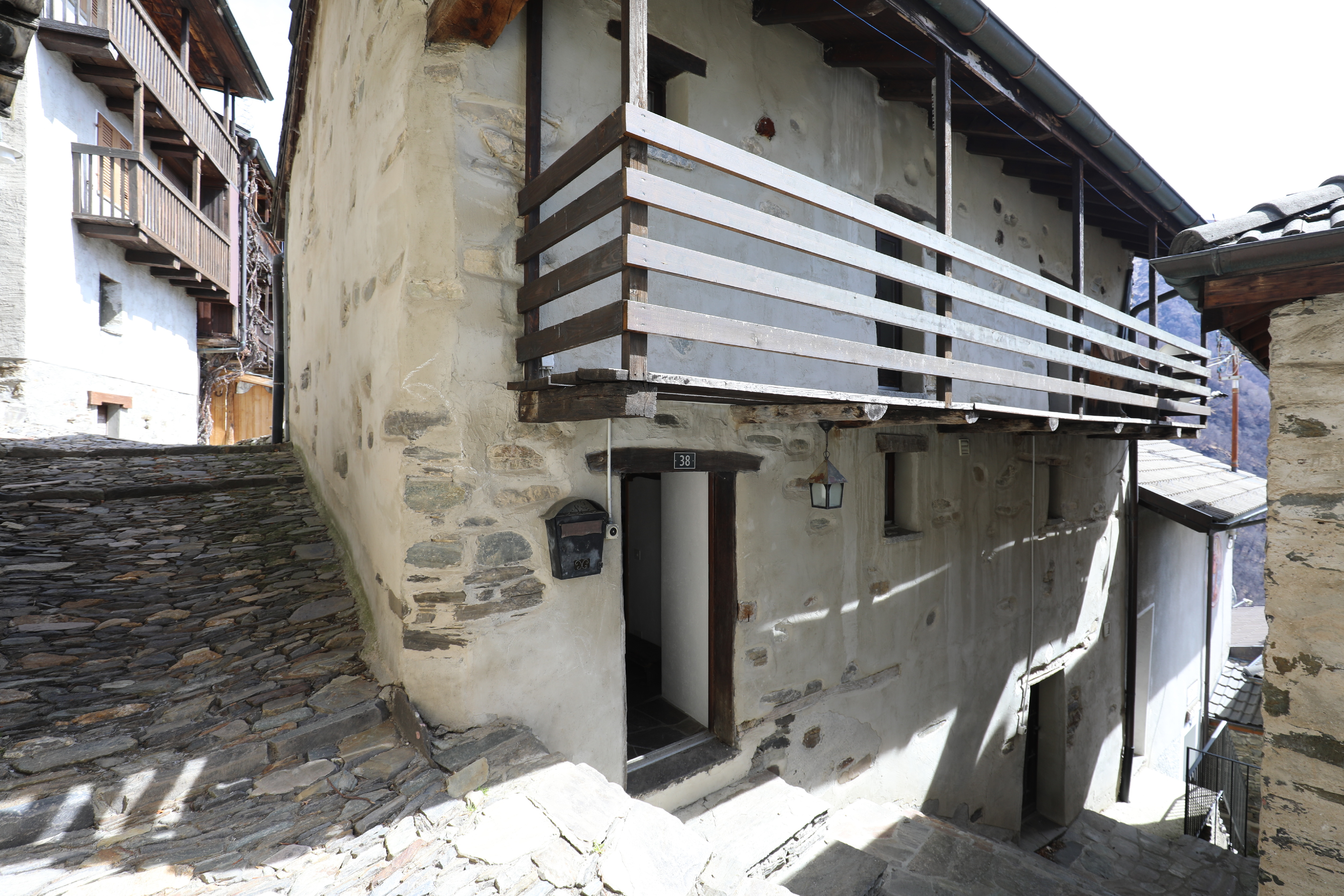 Historisches Steinhaus mit Balkon in enger Gasse