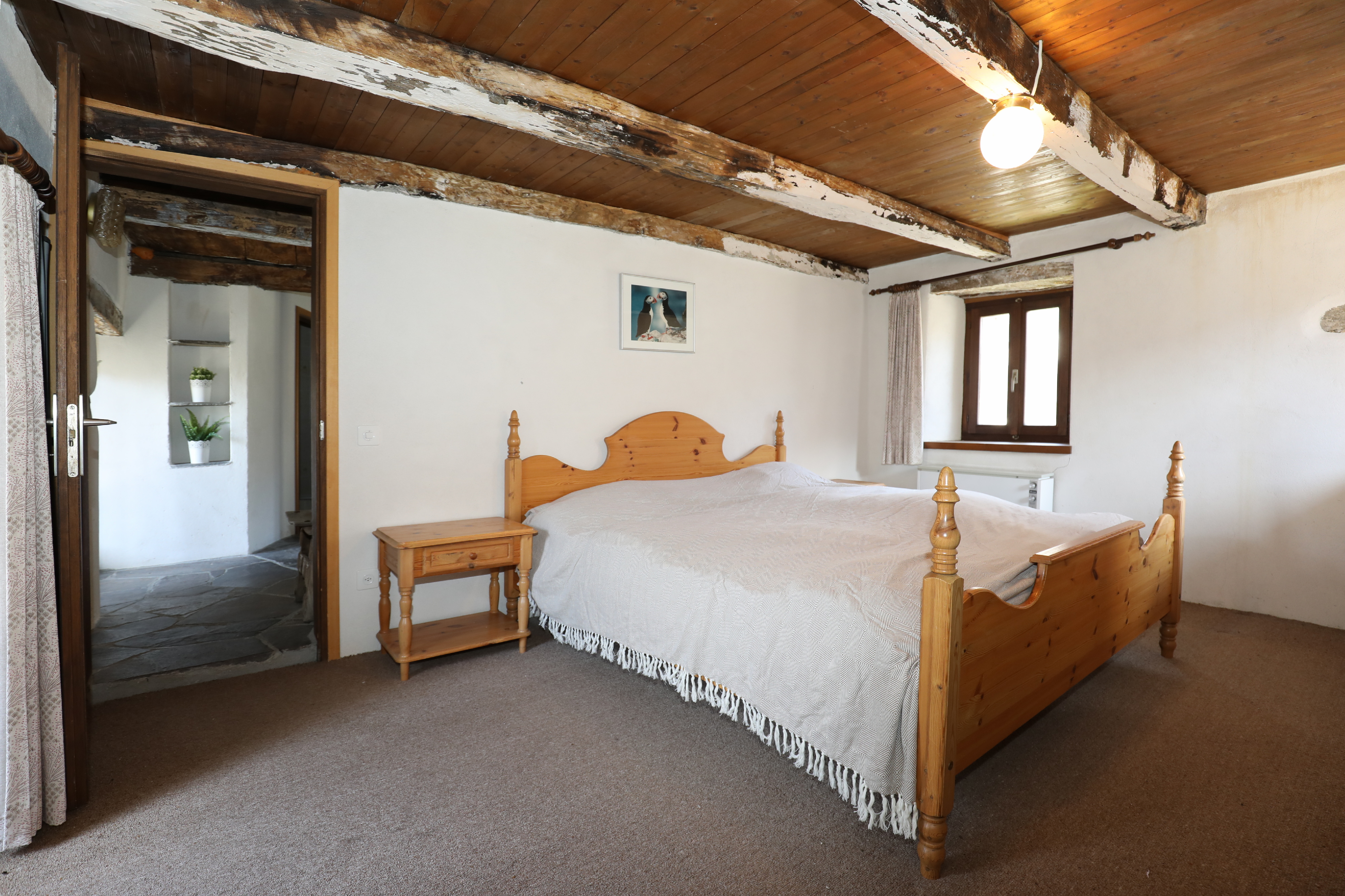 Rustikales Schlafzimmer mit Holzbalkendecke