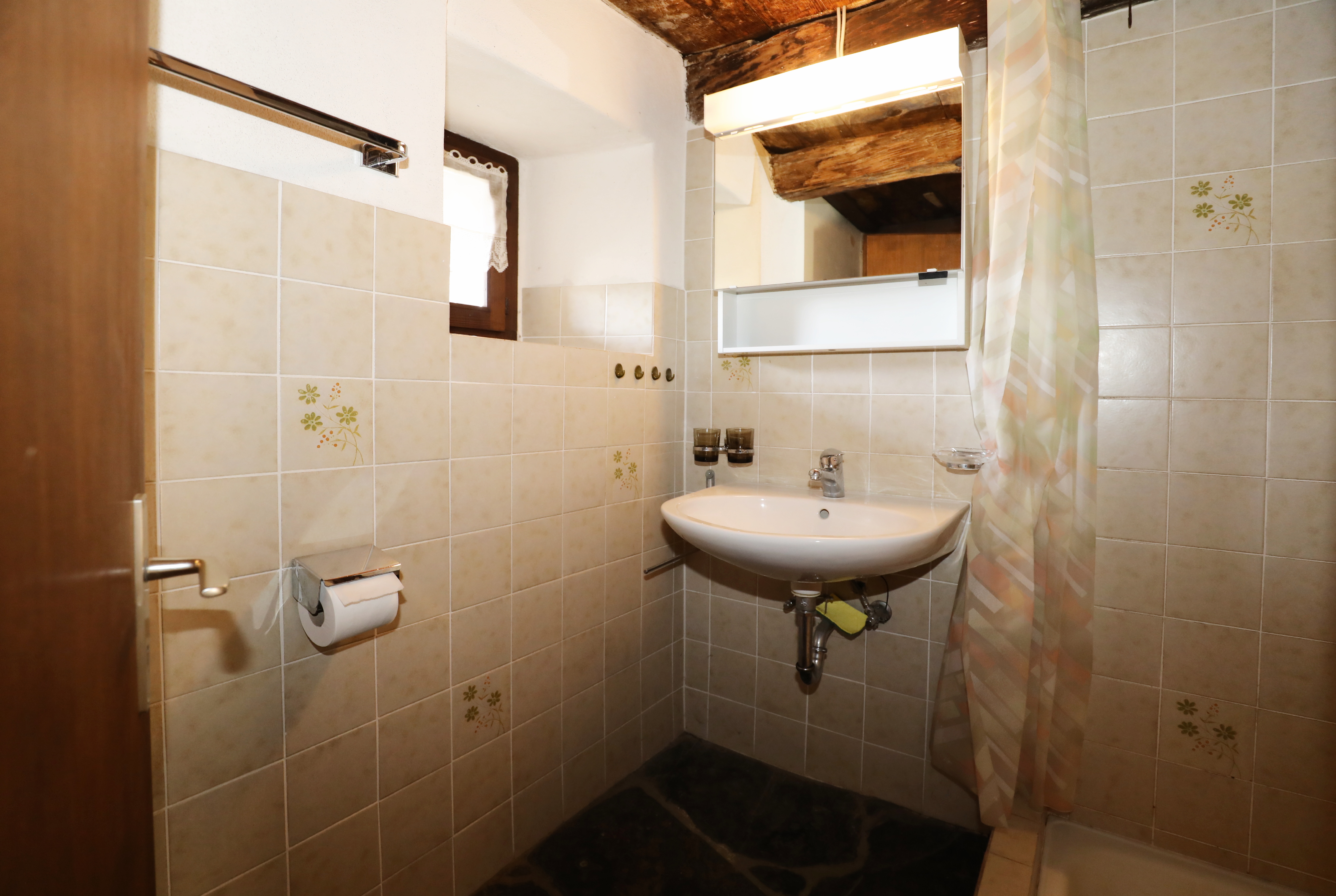 Kleines Badezimmer mit Dusche und Waschbecken