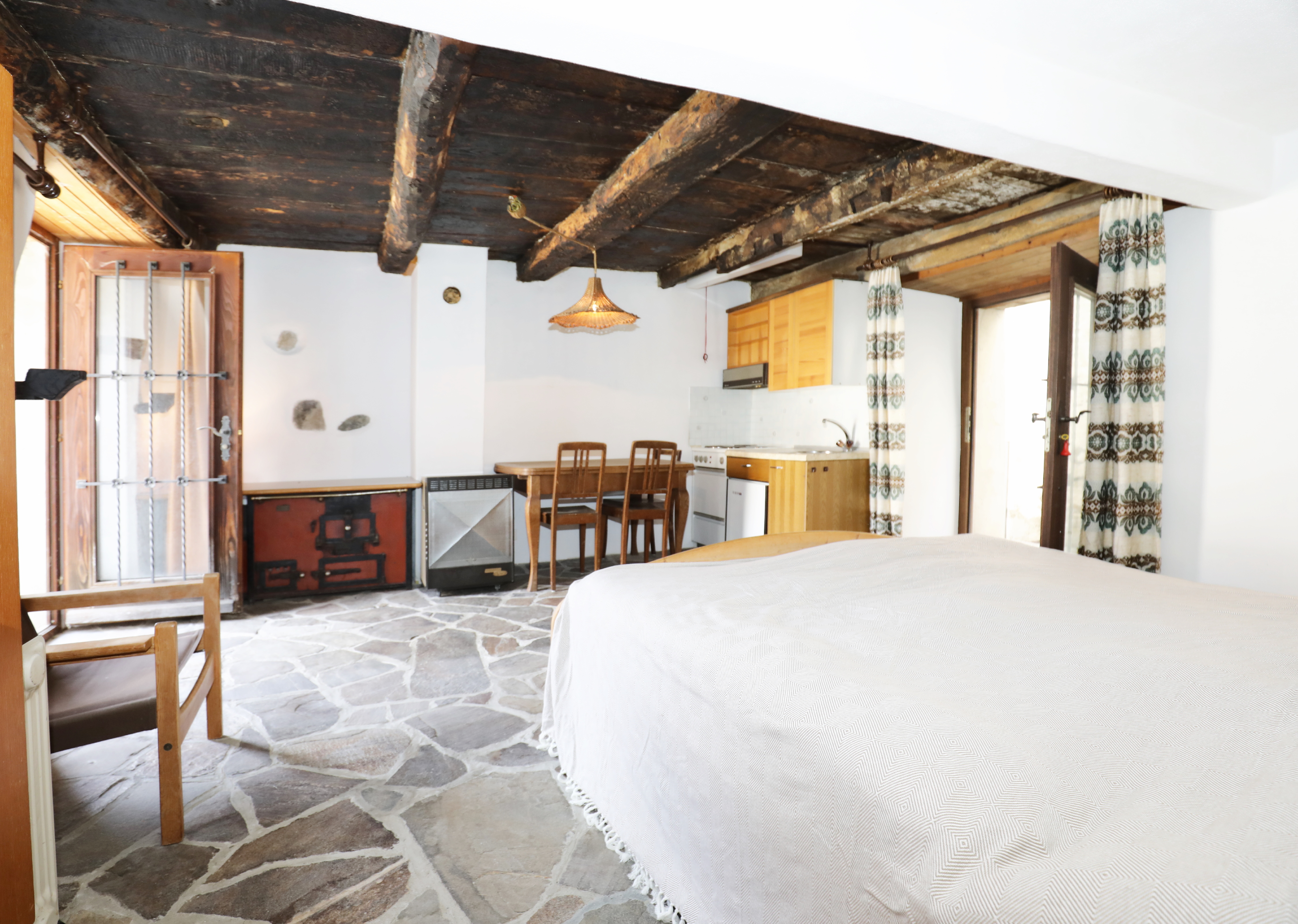 Rustikales Schlafzimmer mit sichtbaren Holzbalken