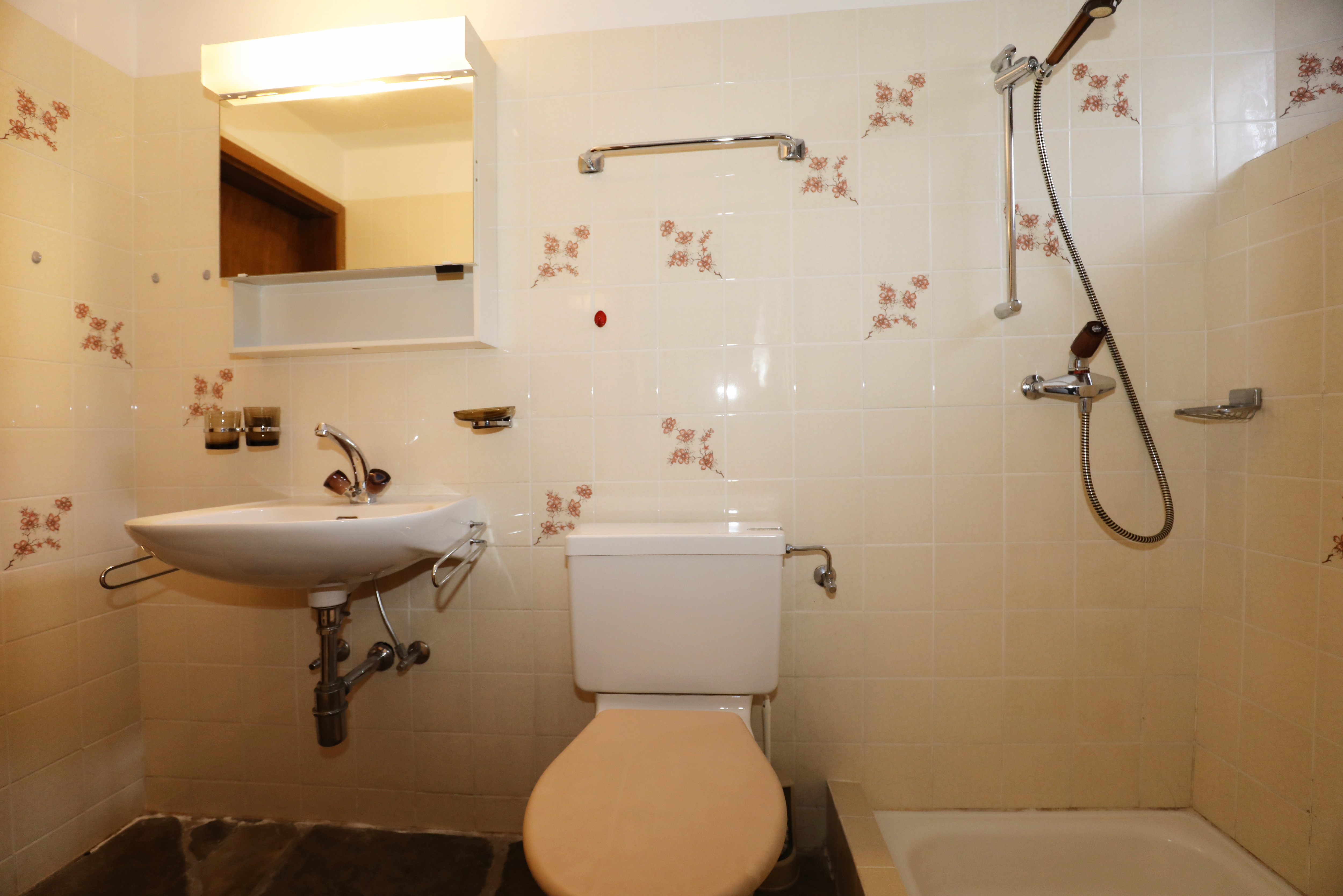 Kleines Badezimmer mit Wanne, Dusche, Waschtisch und WC