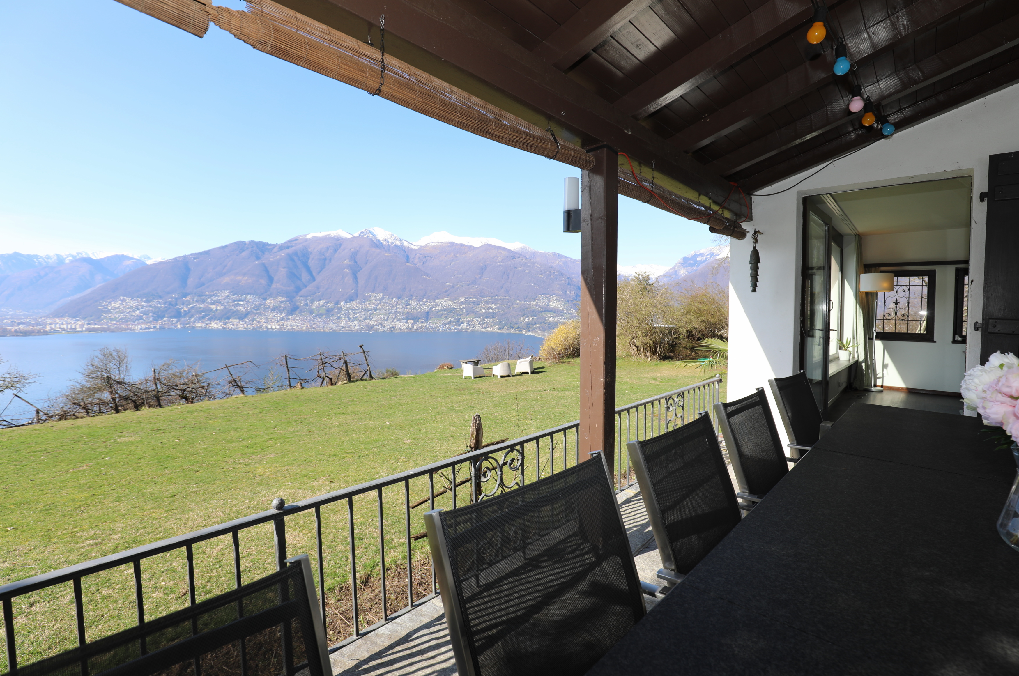 Überdachte Terrasse mit Seeblick