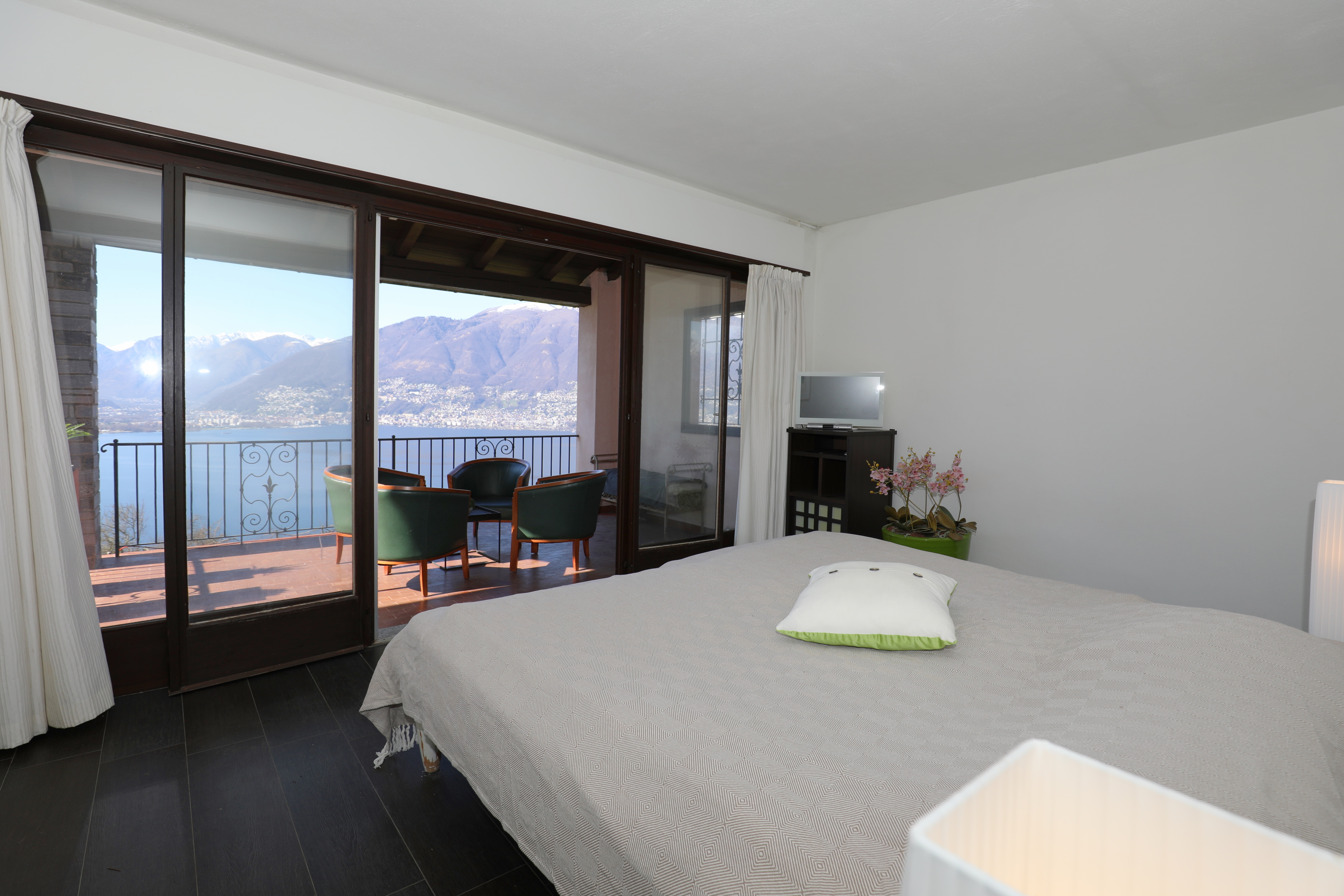 Schlafzimmer mit Seeblick und Balkon