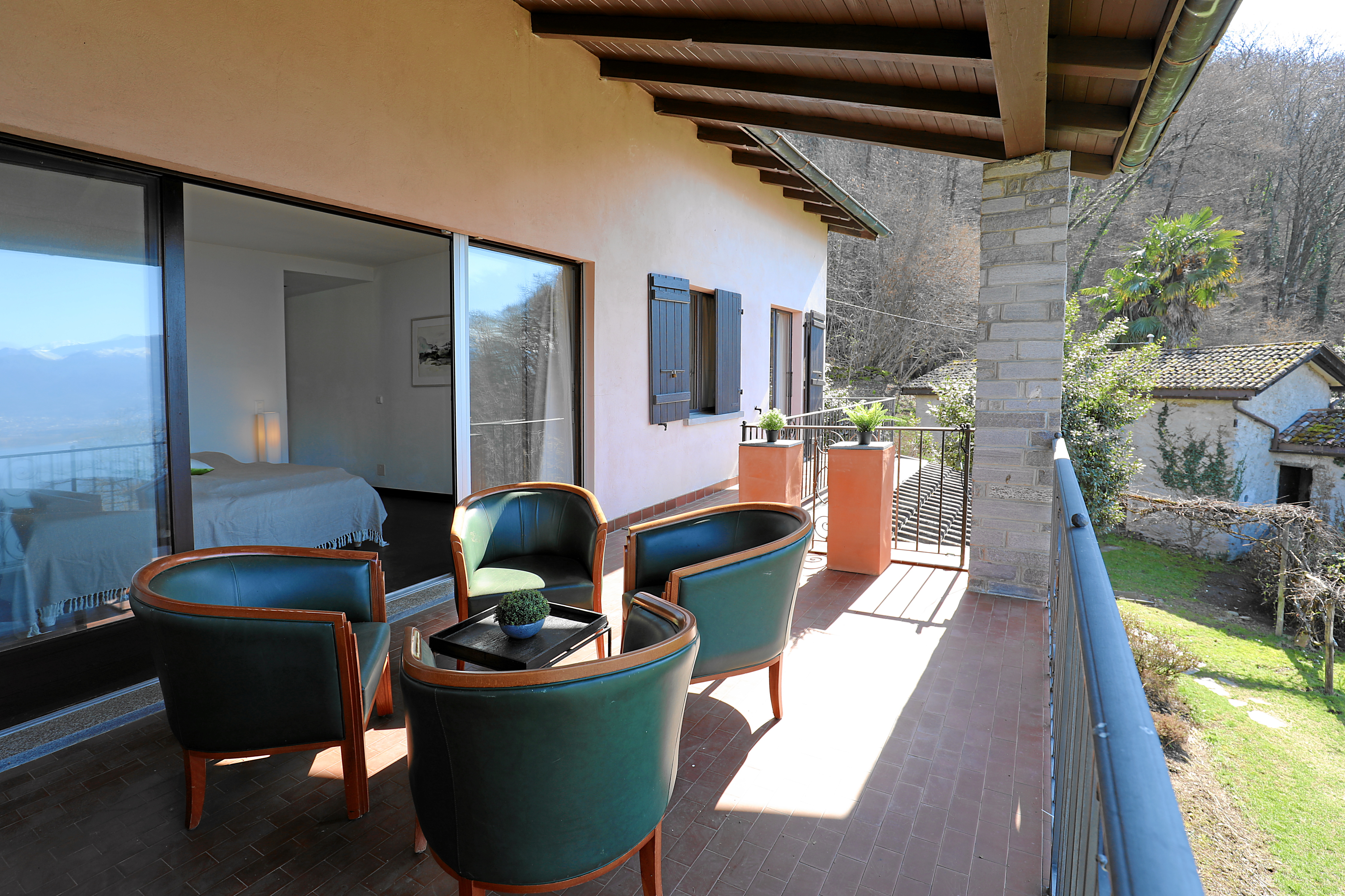 Überdachte Terrasse mit Sitzgruppe und Bergblick