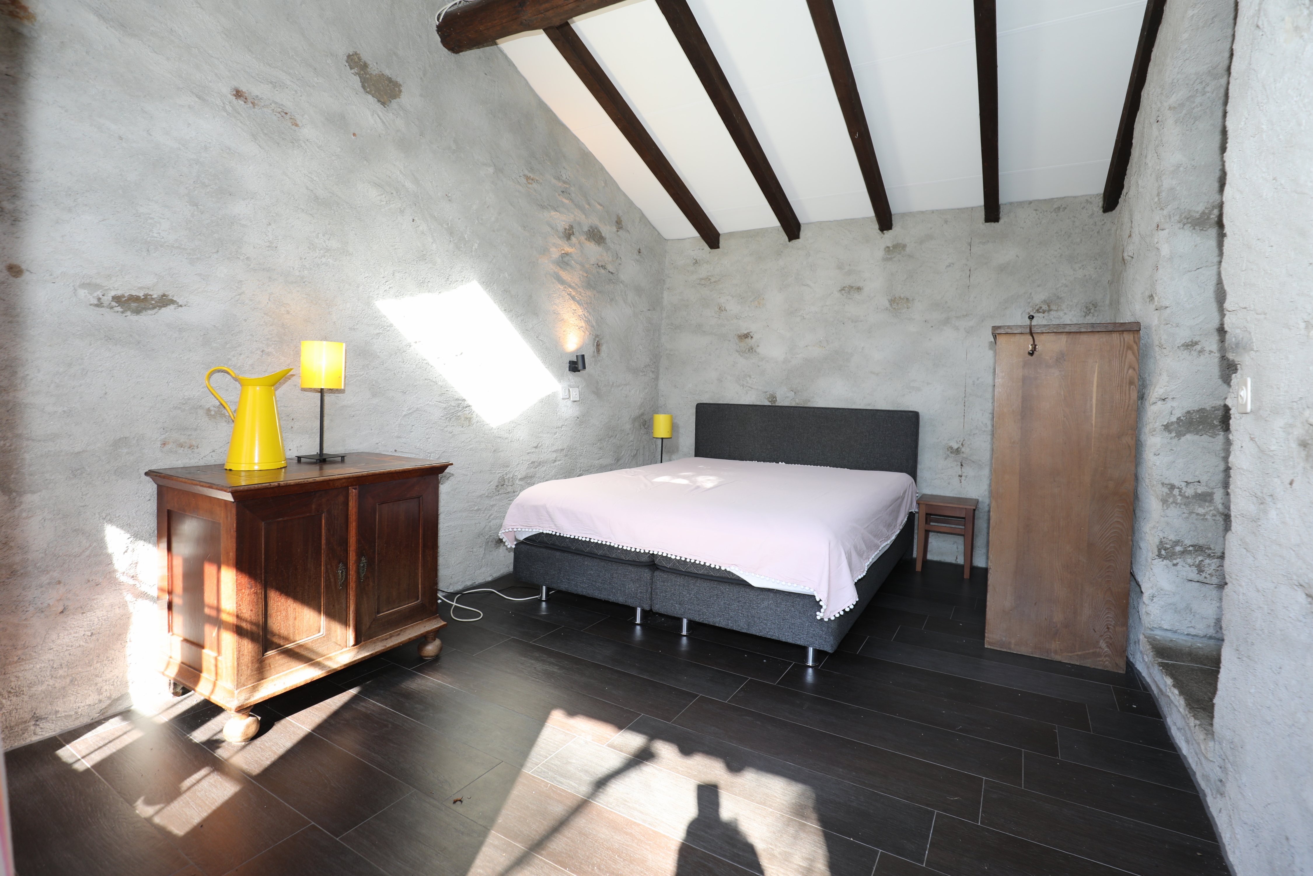 Gemütliches Schlafzimmer mit sichtbaren Holzbalken