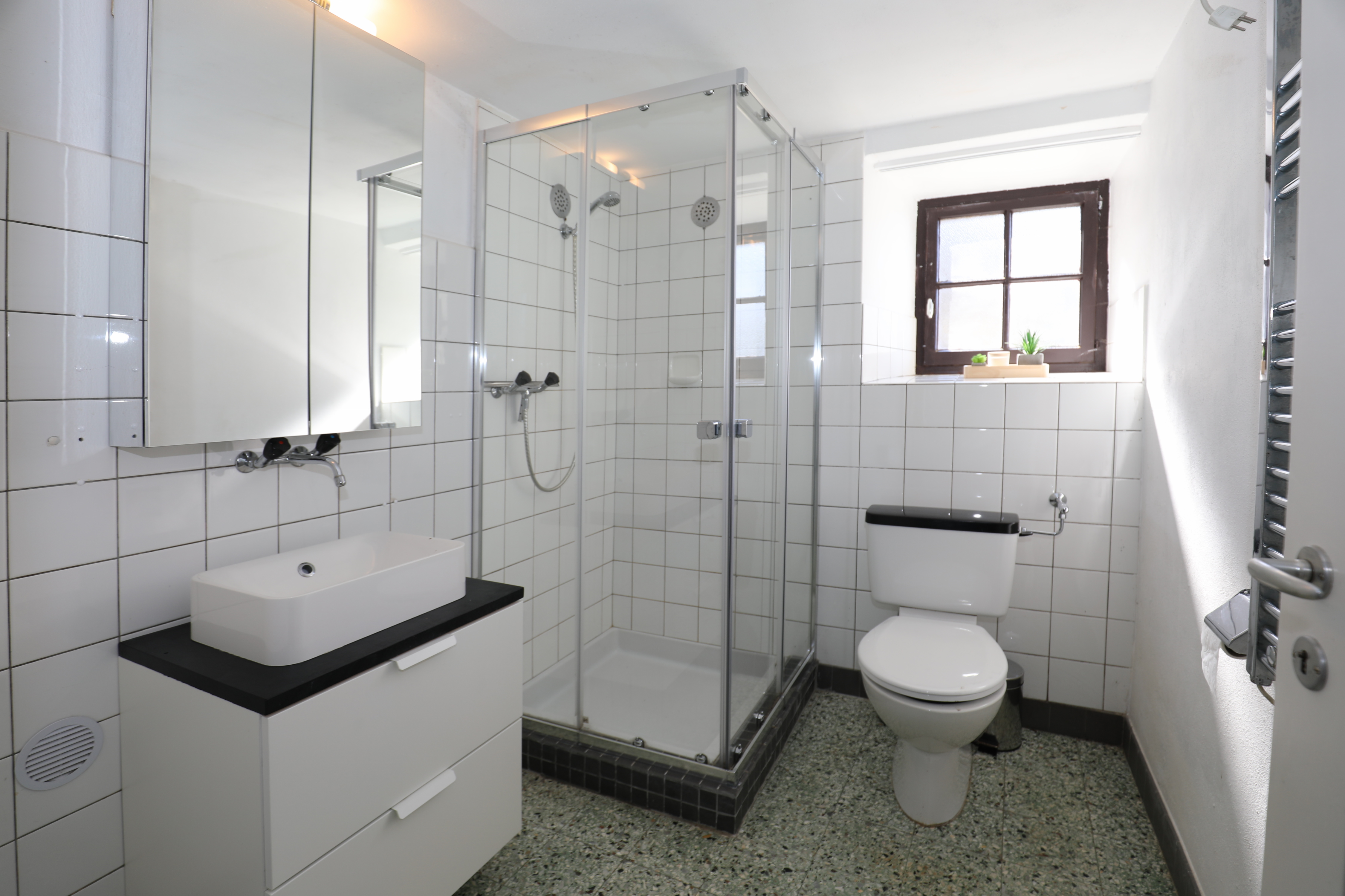 Helles Badezimmer mit Dusche und WC