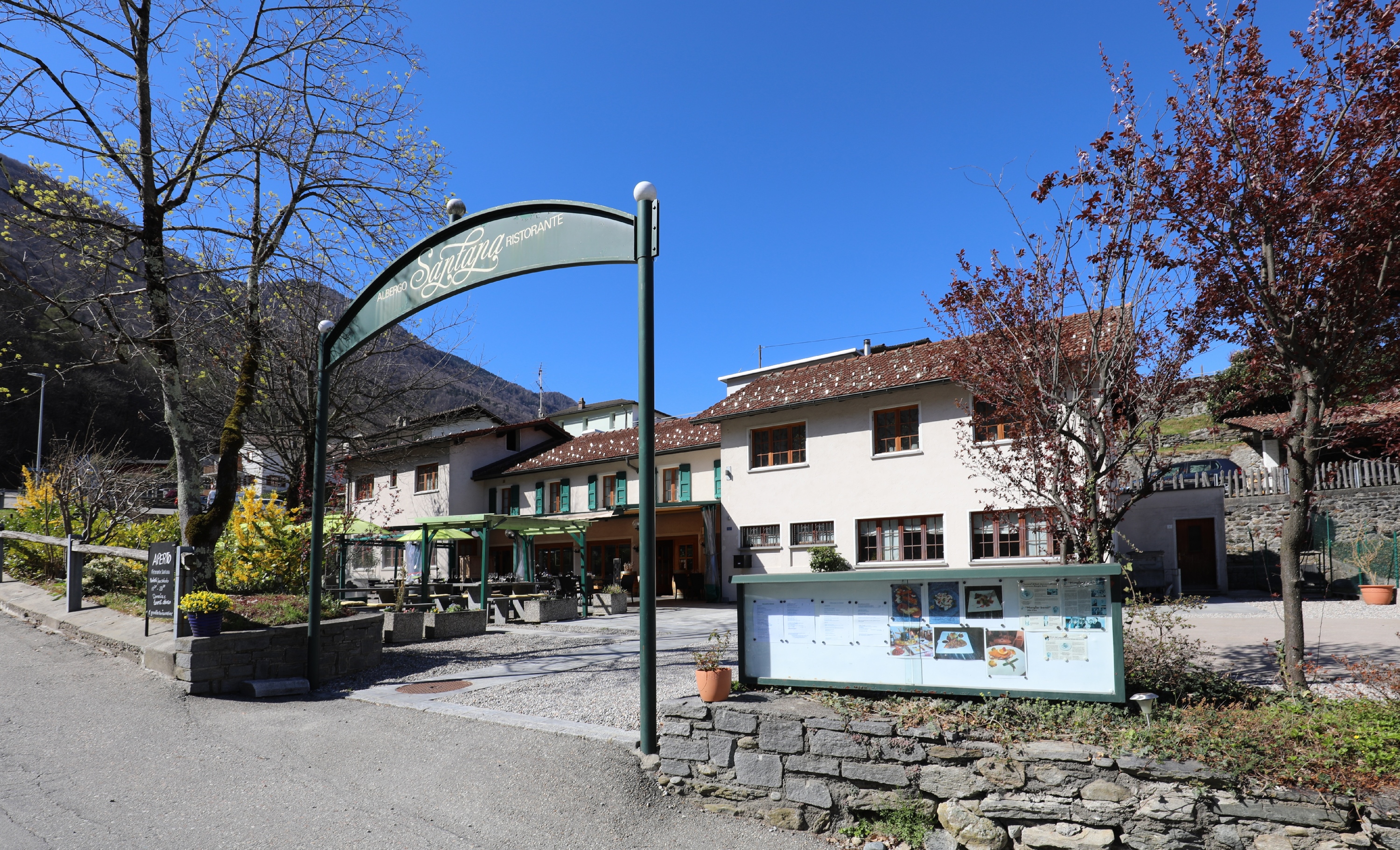 Außenansicht eines Hotel- und Restaurantgebäudes