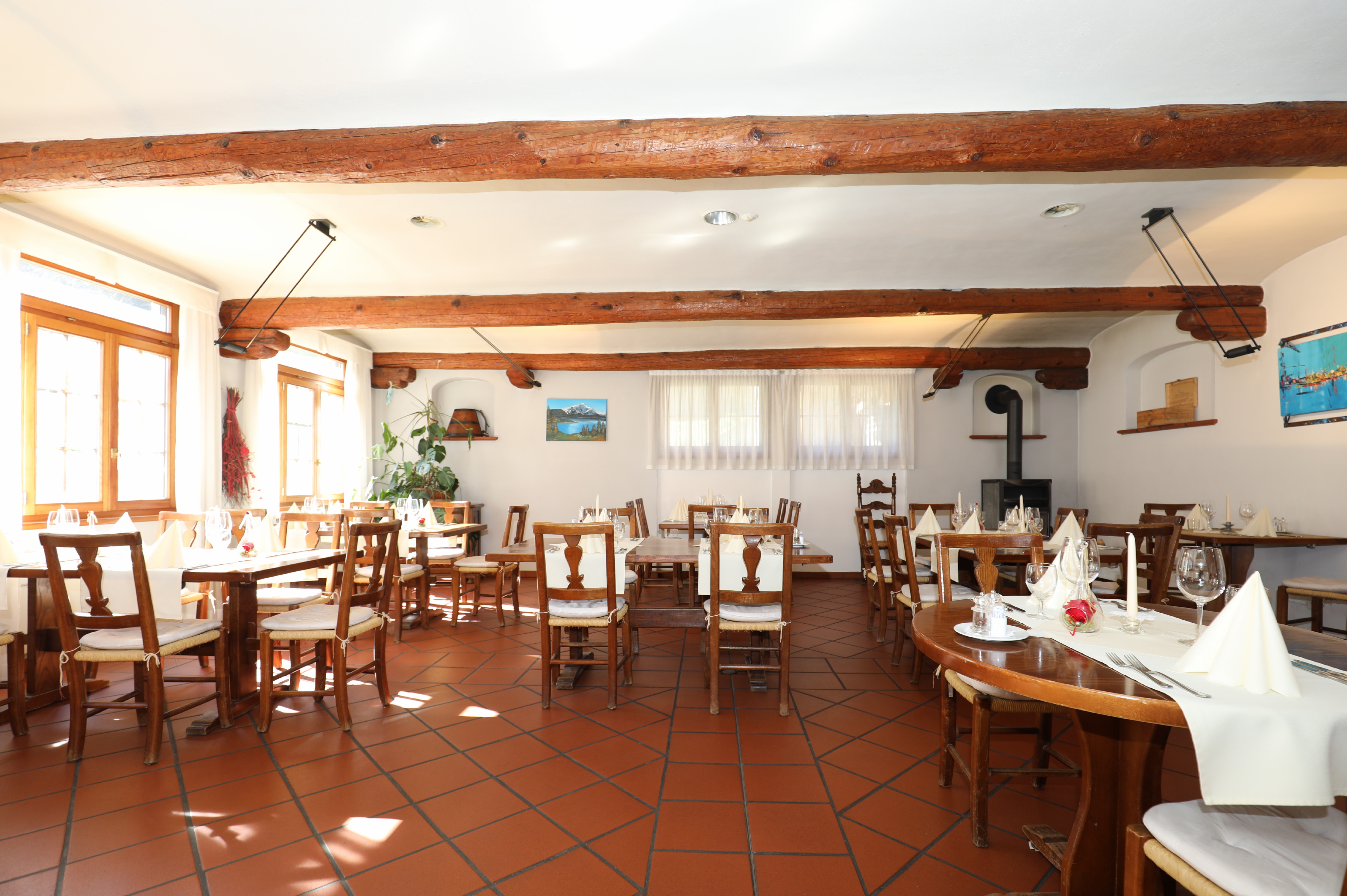 Rustikales Speisezimmer mit Holzbalken