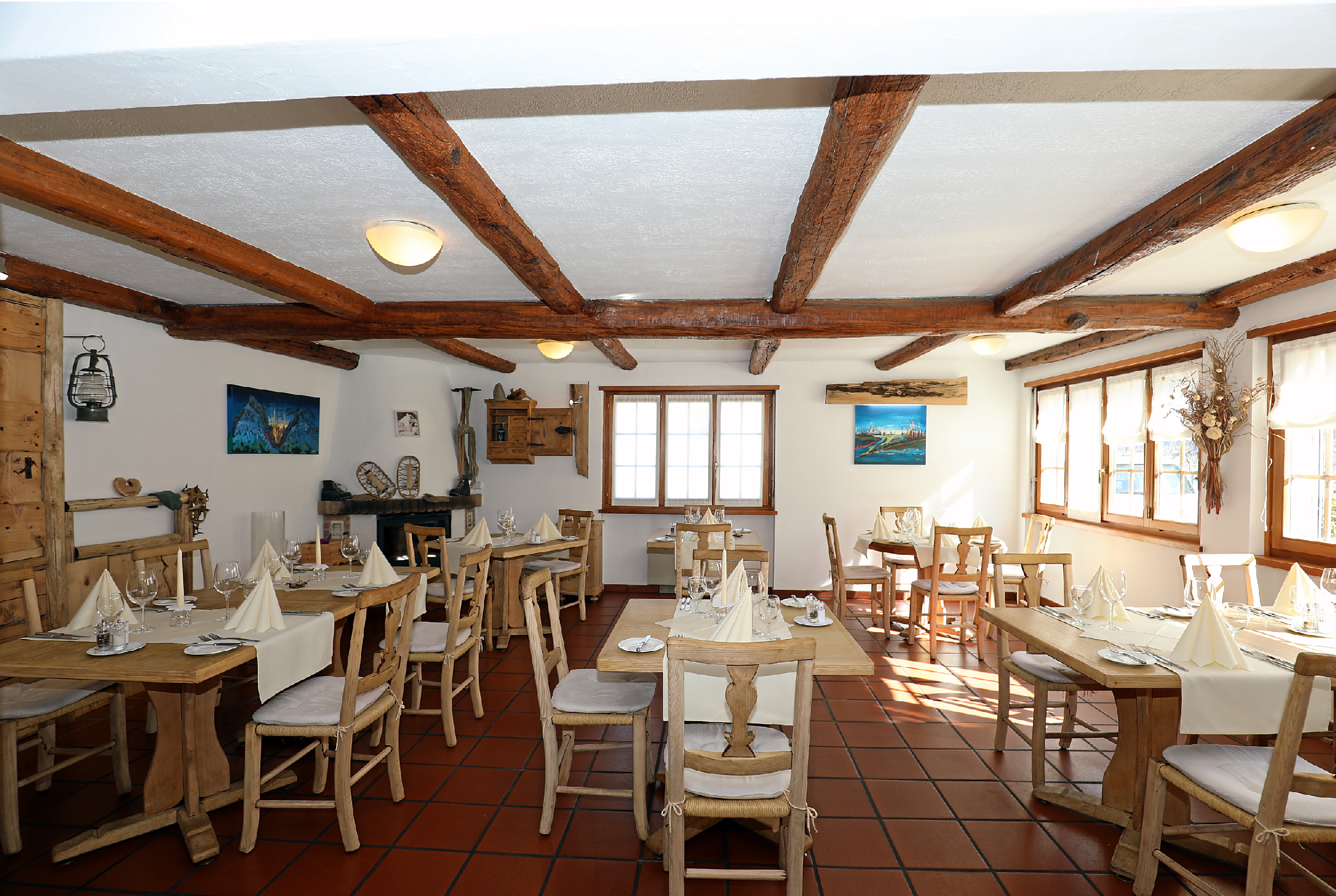 Rustikales Speisezimmer mit Holzbalkendecke