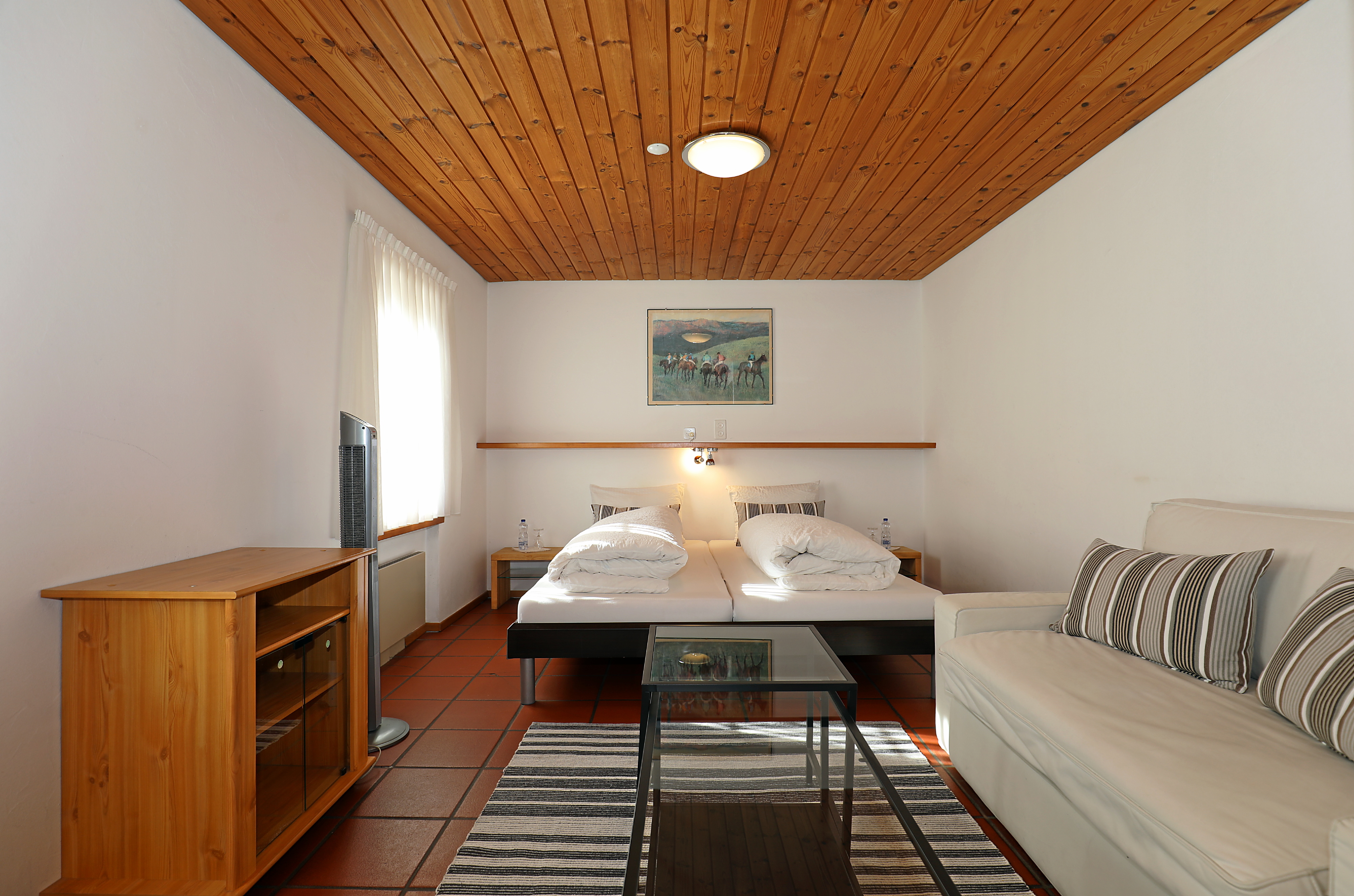 Helles Schlafzimmer mit Holzbalkendecke